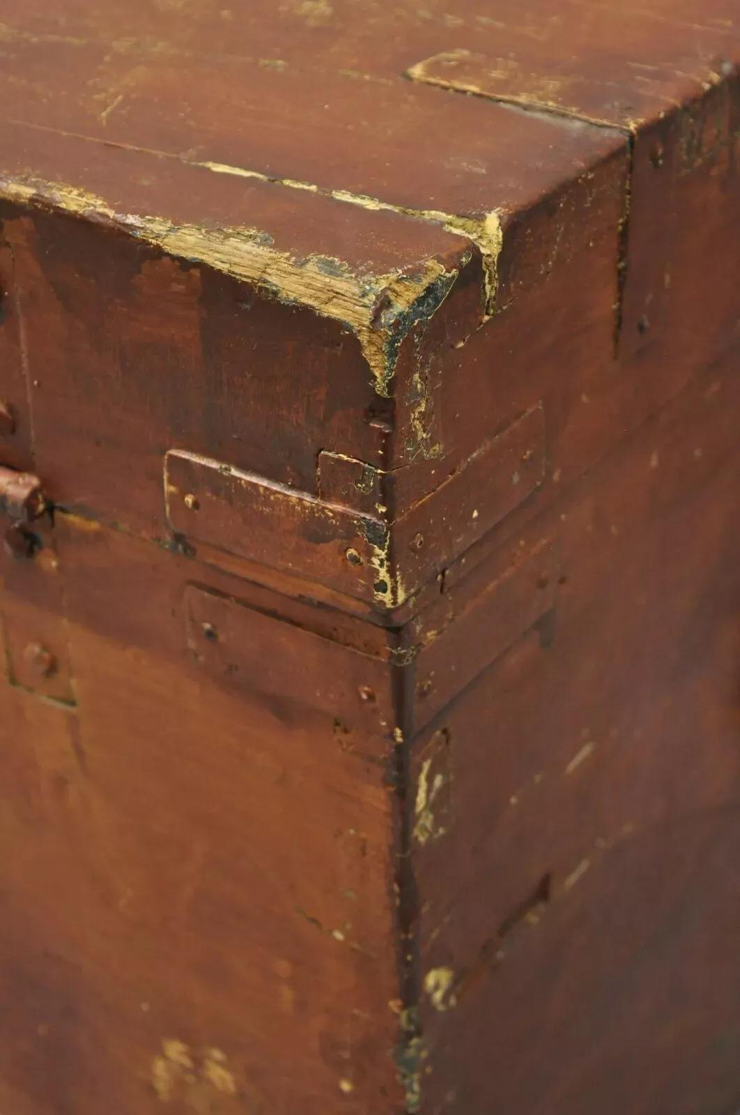 A.I.C. Brown Distress Painted Pine Wood Dovetailed Blanket Chest Trunk (coffre à couvertures) du 19e siècle. en vente 3