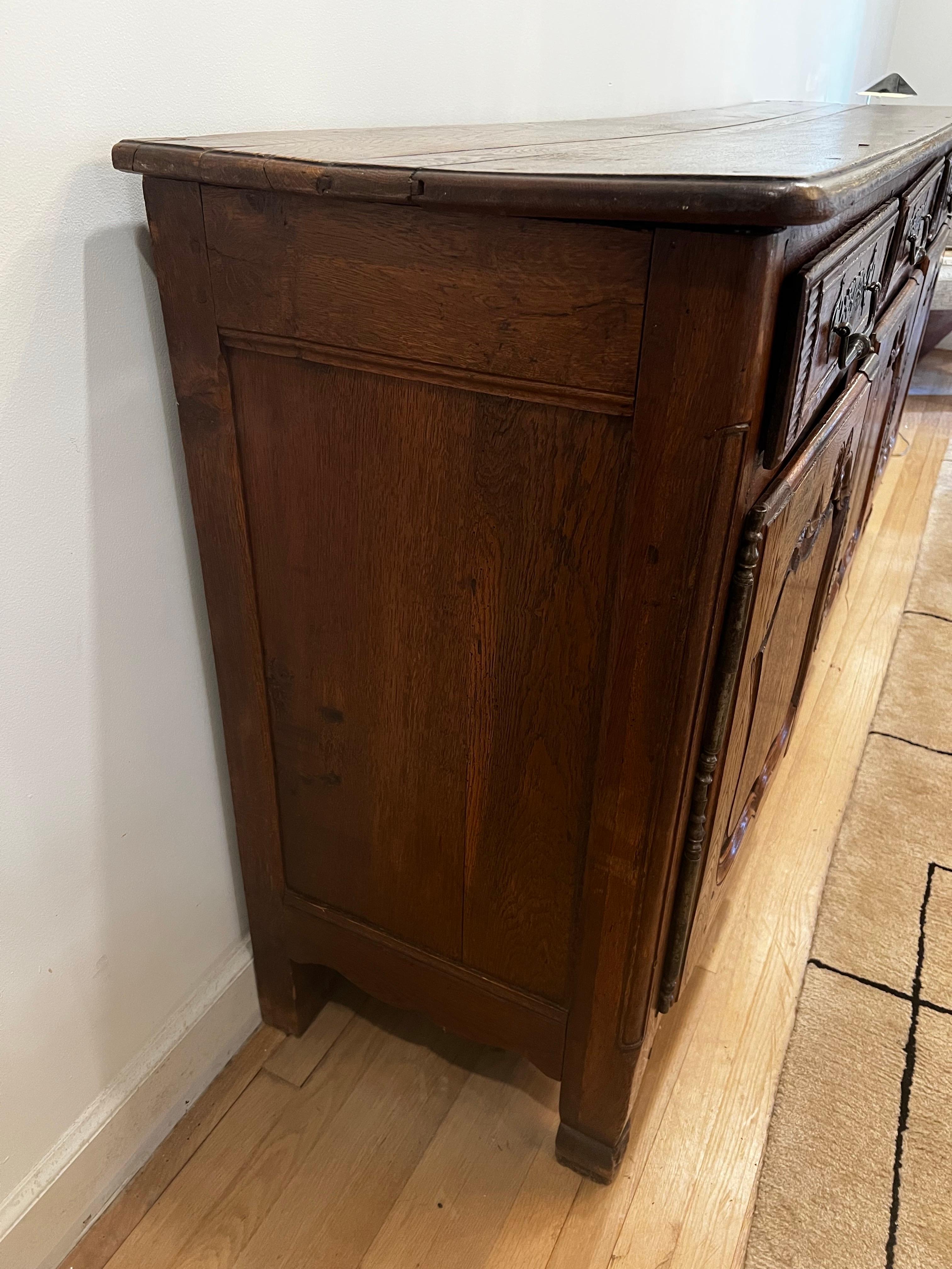 Antique French Sideboard/Enfilade in noce intagliato del XIX secolo in vendita 3