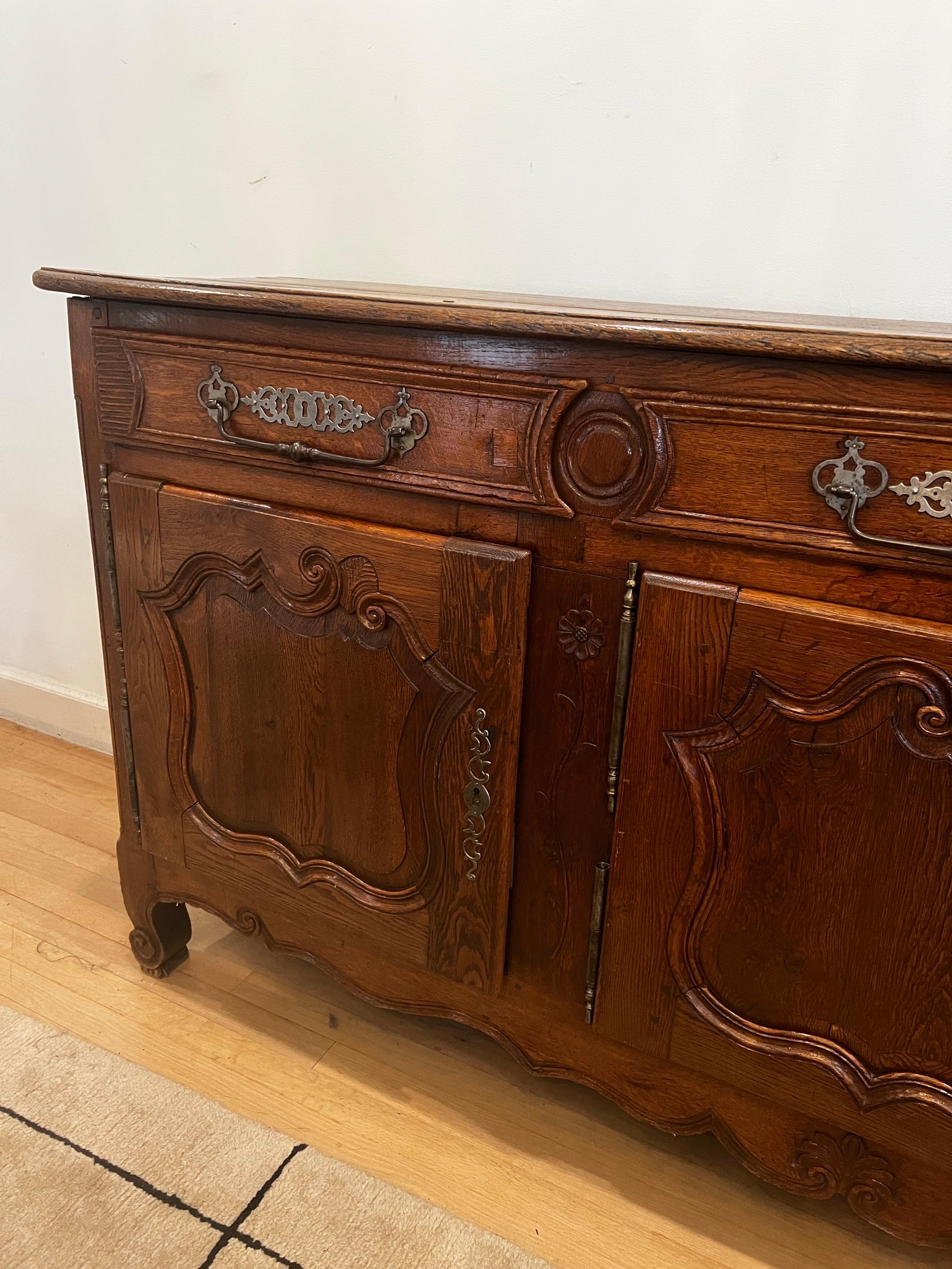 Antique French Sideboard/Enfilade in noce intagliato del XIX secolo in vendita 4