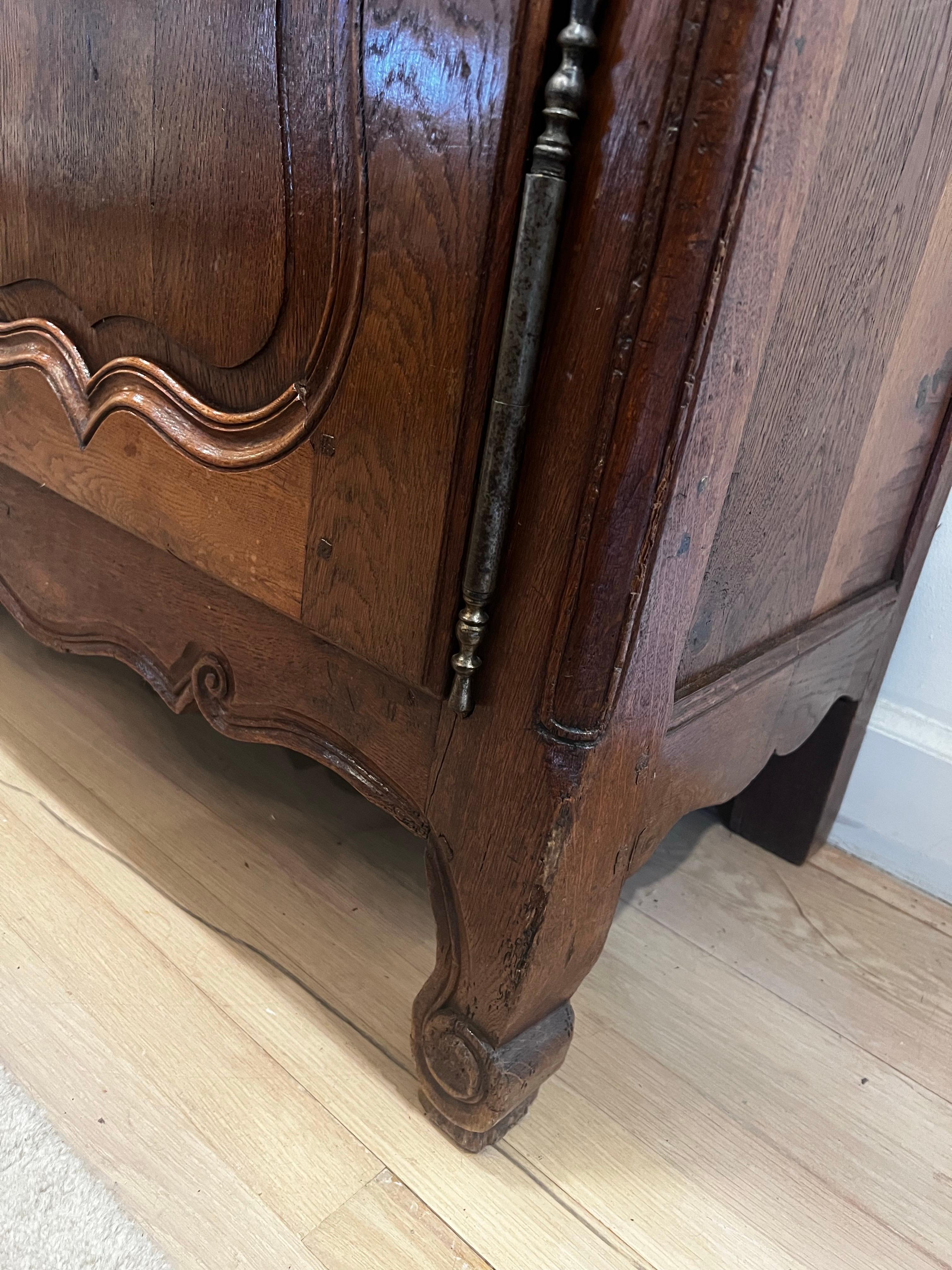 Antique French Sideboard/Enfilade in noce intagliato del XIX secolo in vendita 5