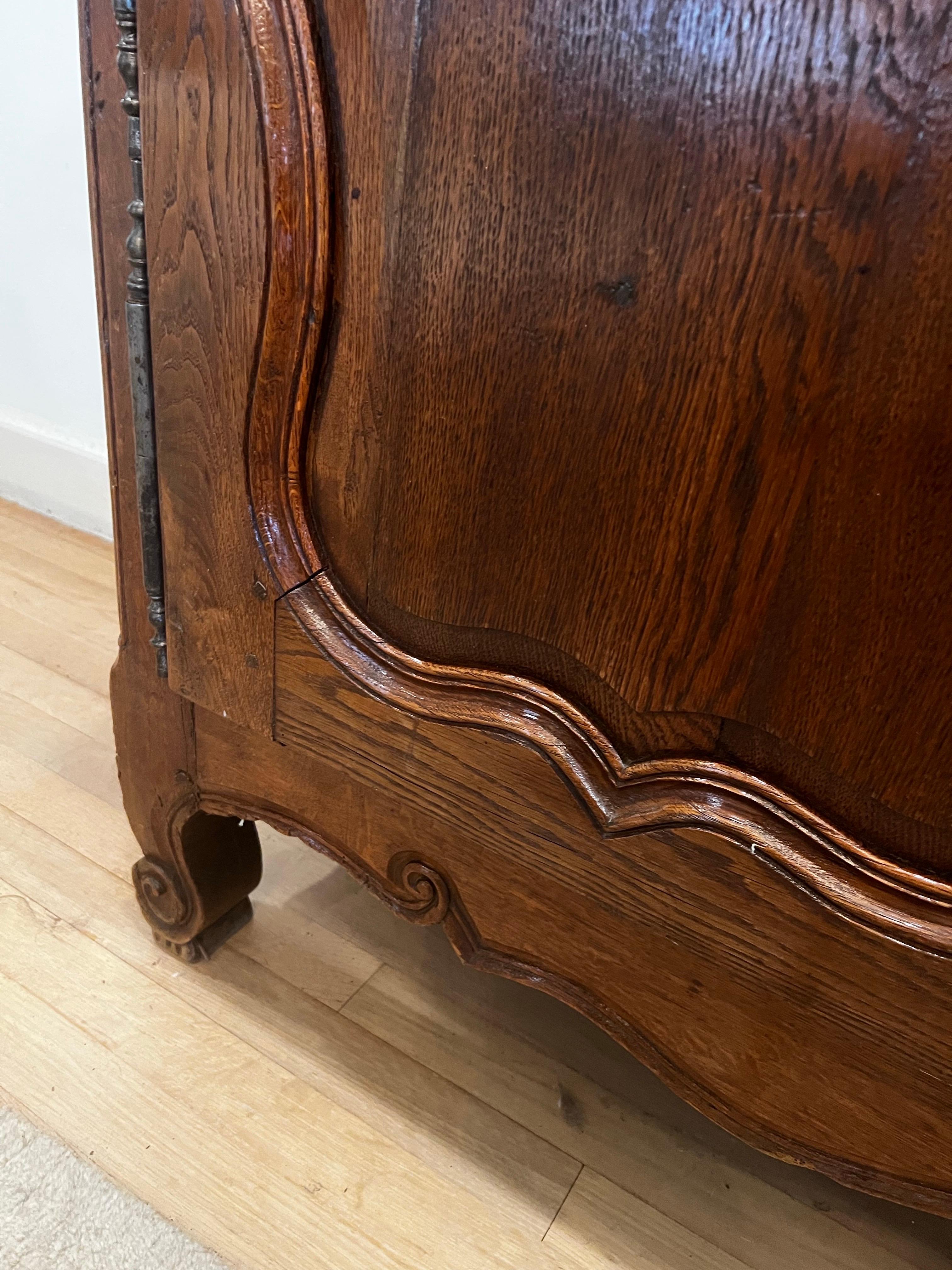 Antique French Sideboard/Enfilade in noce intagliato del XIX secolo in vendita 6