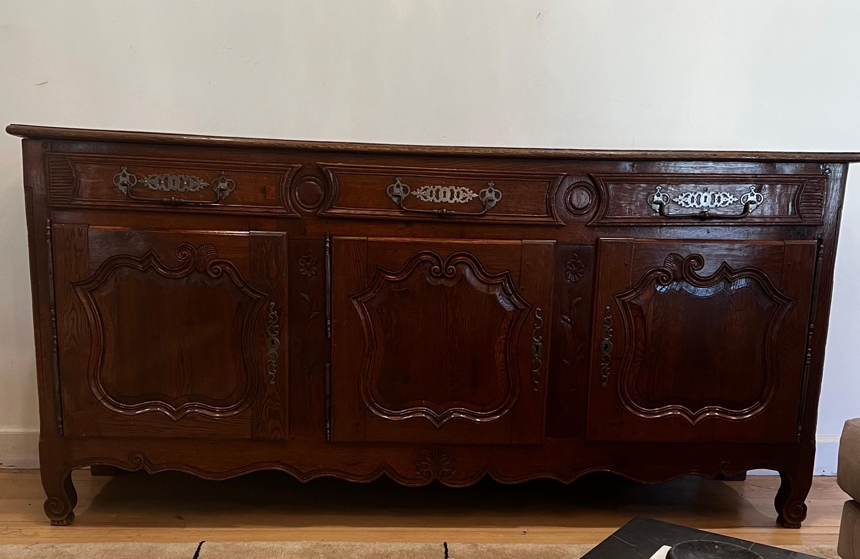 Antique French Sideboard/Enfilade in noce intagliato del XIX secolo in vendita 7
