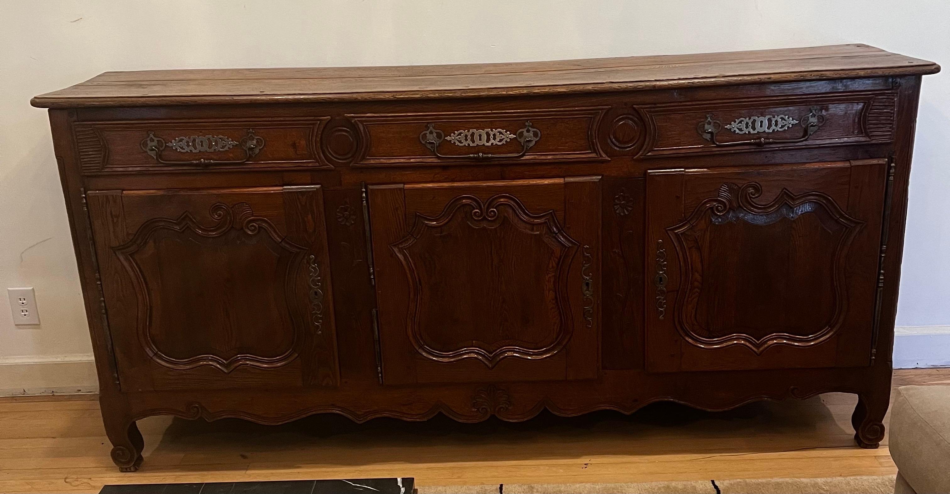 Antique French Sideboard/Enfilade in noce intagliato del XIX secolo in vendita 8