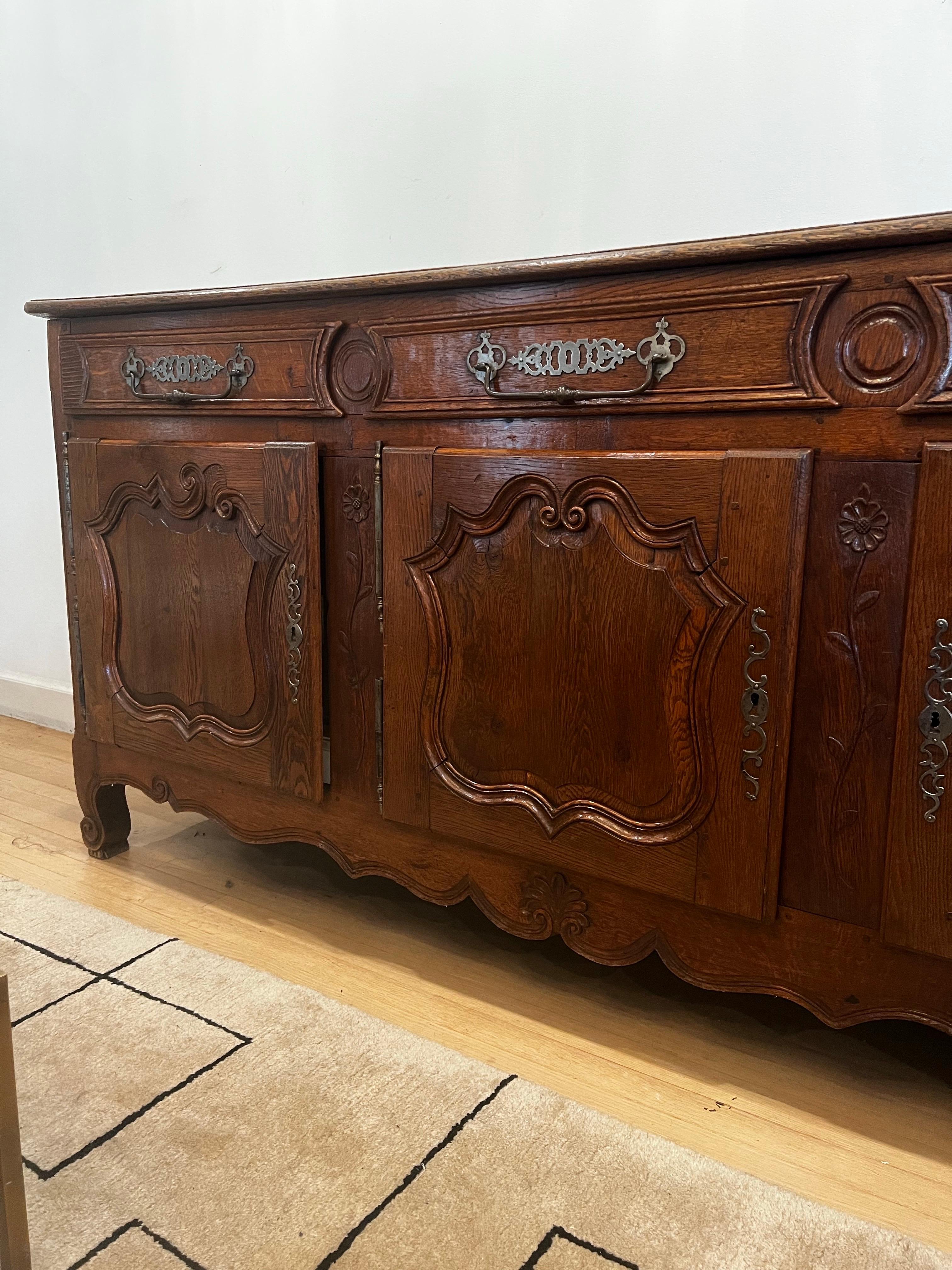 Bellissima credenza francese intagliata.  
Tre cassetti e tre grandi ante.   
L'interno è dotato di un ampio ripiano lungo il centro. 
Hardware originale.  