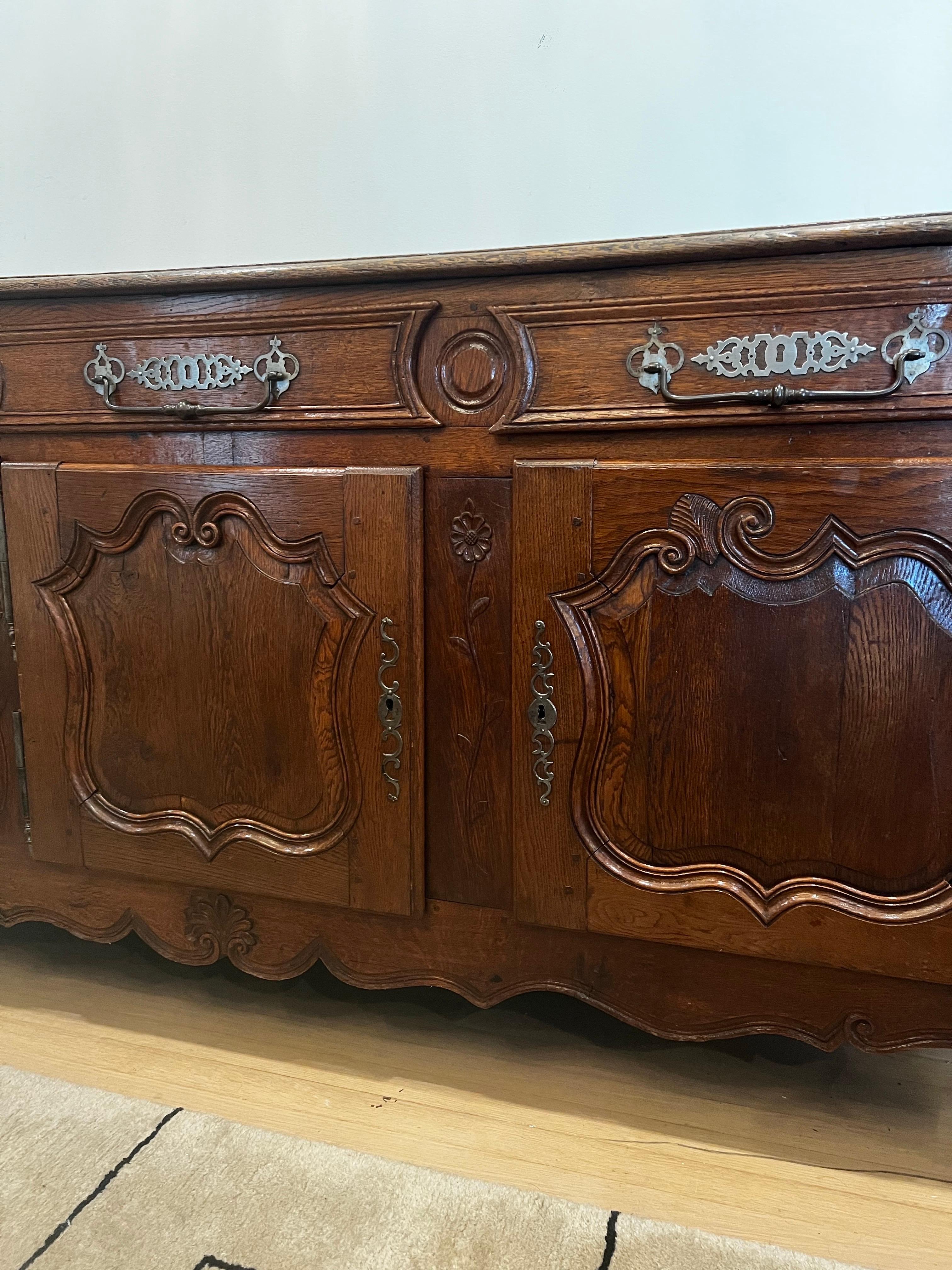 Stile provenzale Antique French Sideboard/Enfilade in noce intagliato del XIX secolo in vendita
