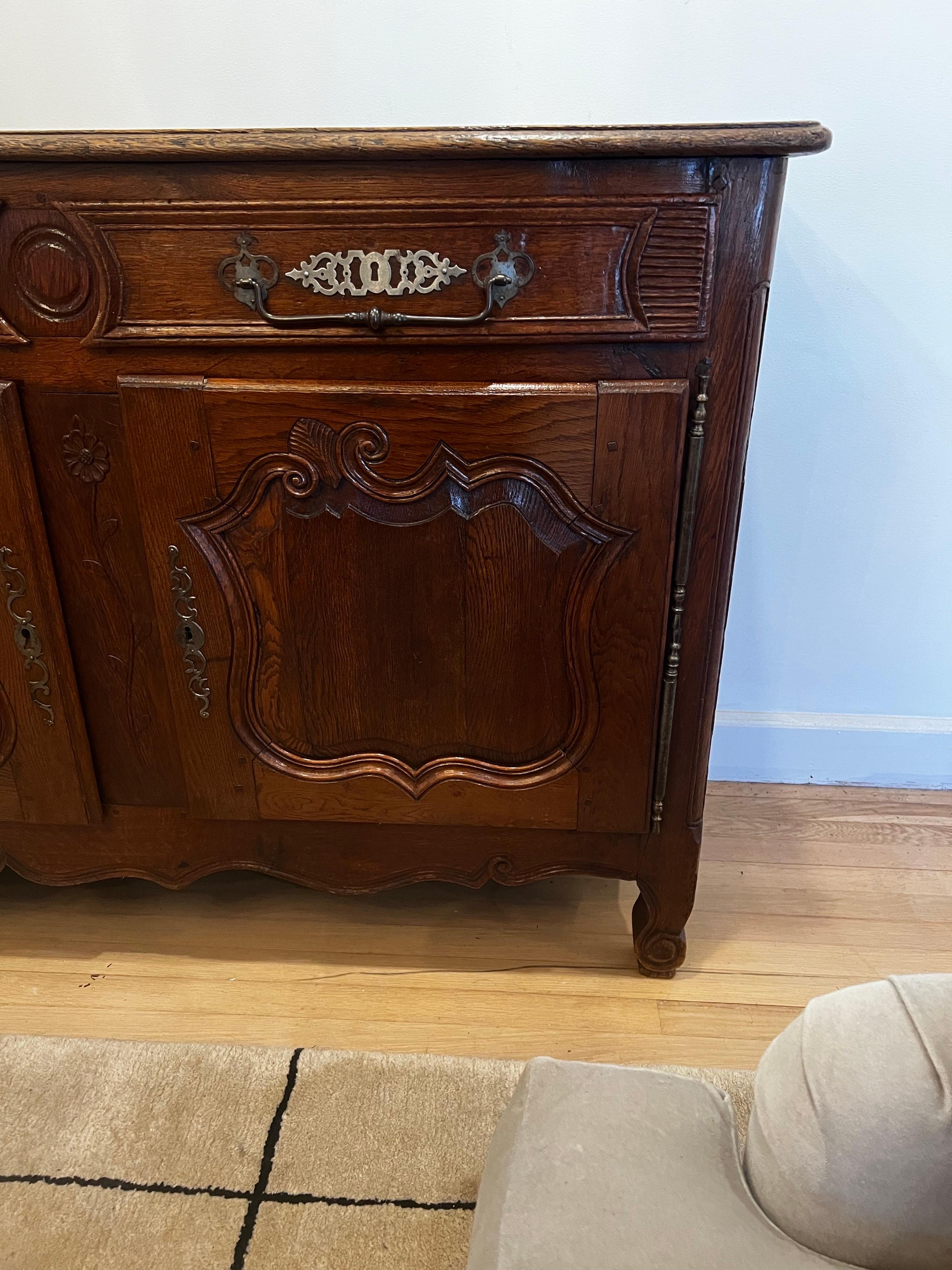 Francese Antique French Sideboard/Enfilade in noce intagliato del XIX secolo in vendita