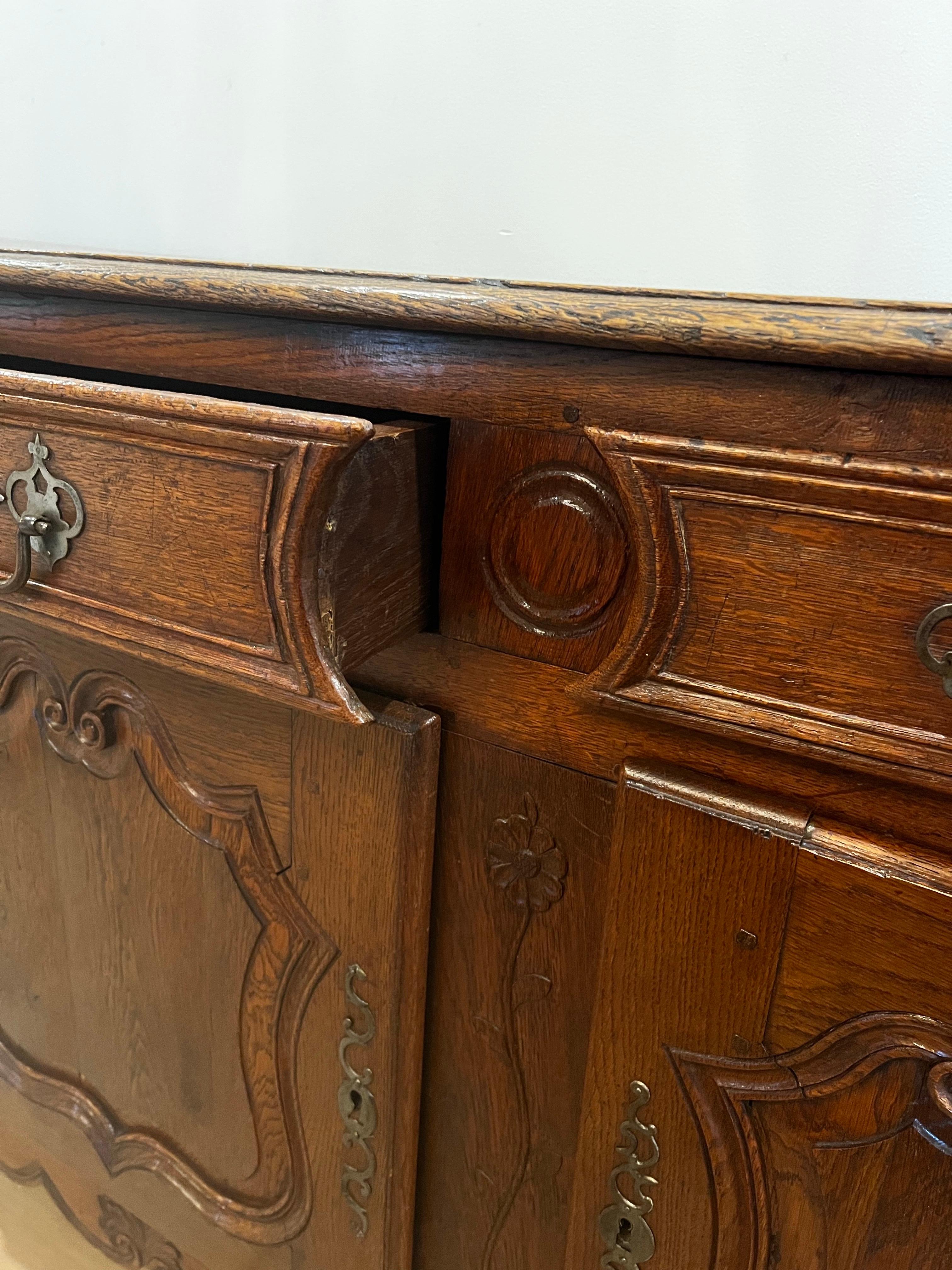 Intagliato a mano Antique French Sideboard/Enfilade in noce intagliato del XIX secolo in vendita