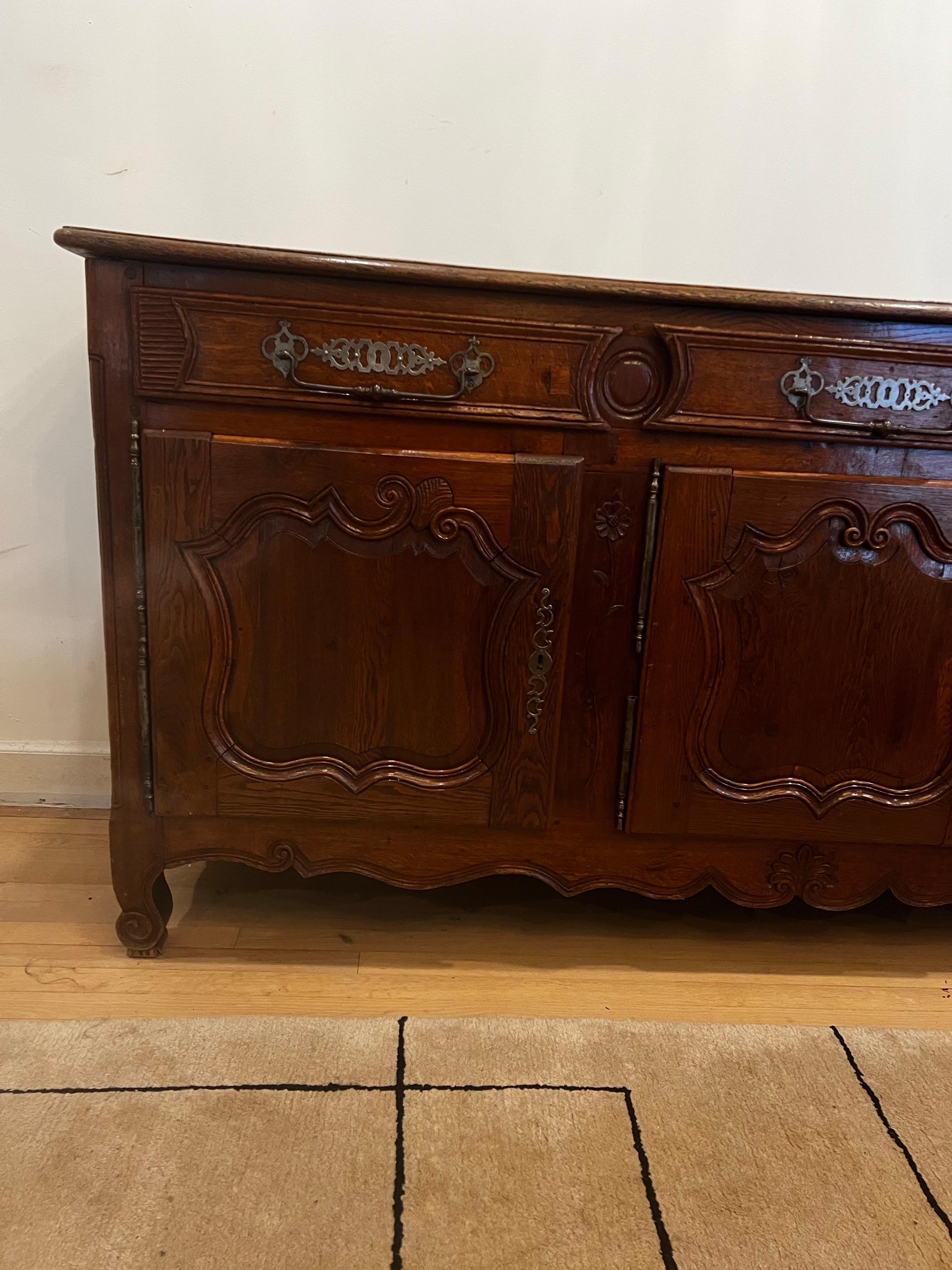 Antique French Sideboard/Enfilade in noce intagliato del XIX secolo In condizioni buone in vendita a Los Angeles, CA