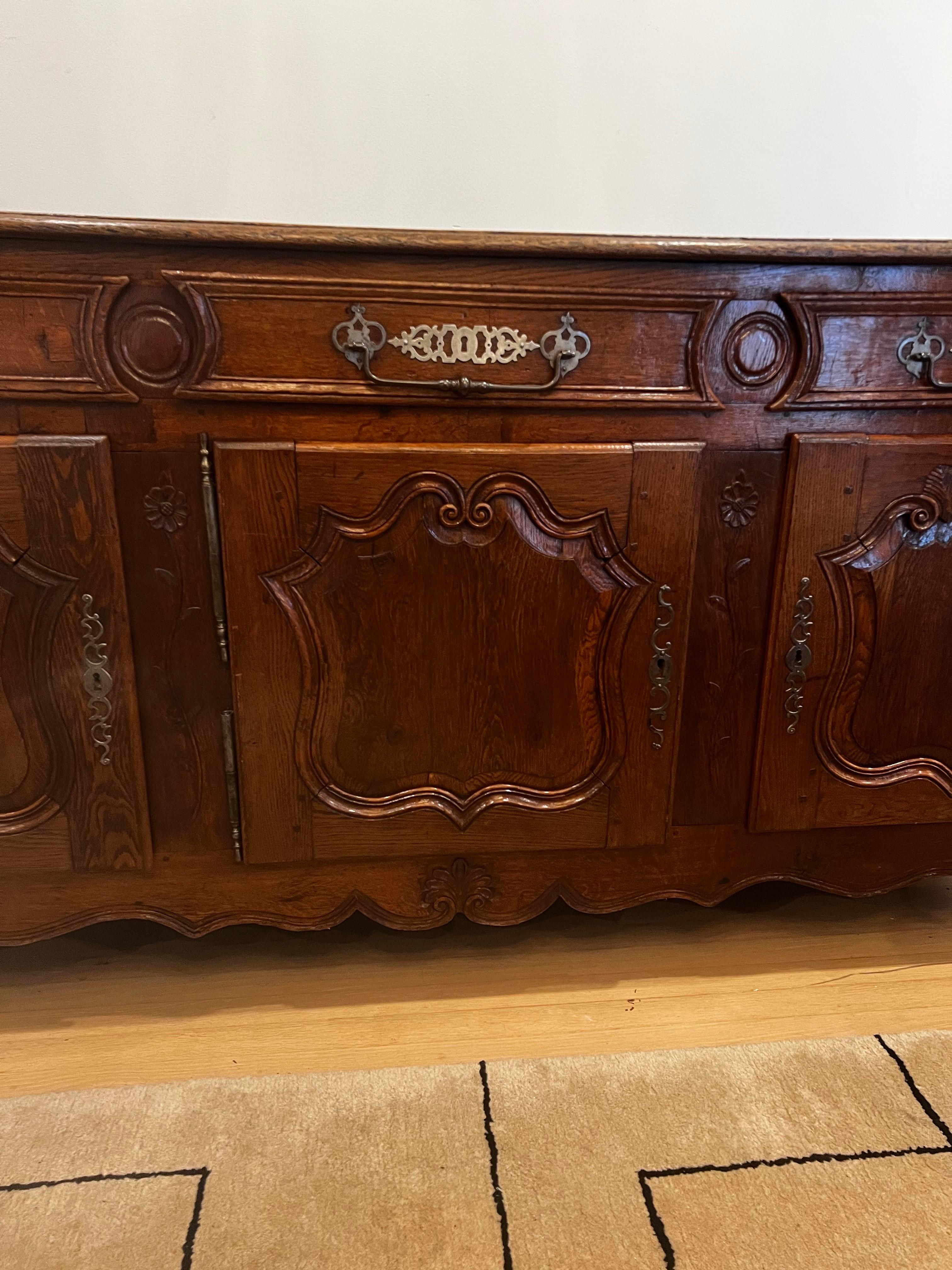 Quercia Antique French Sideboard/Enfilade in noce intagliato del XIX secolo in vendita