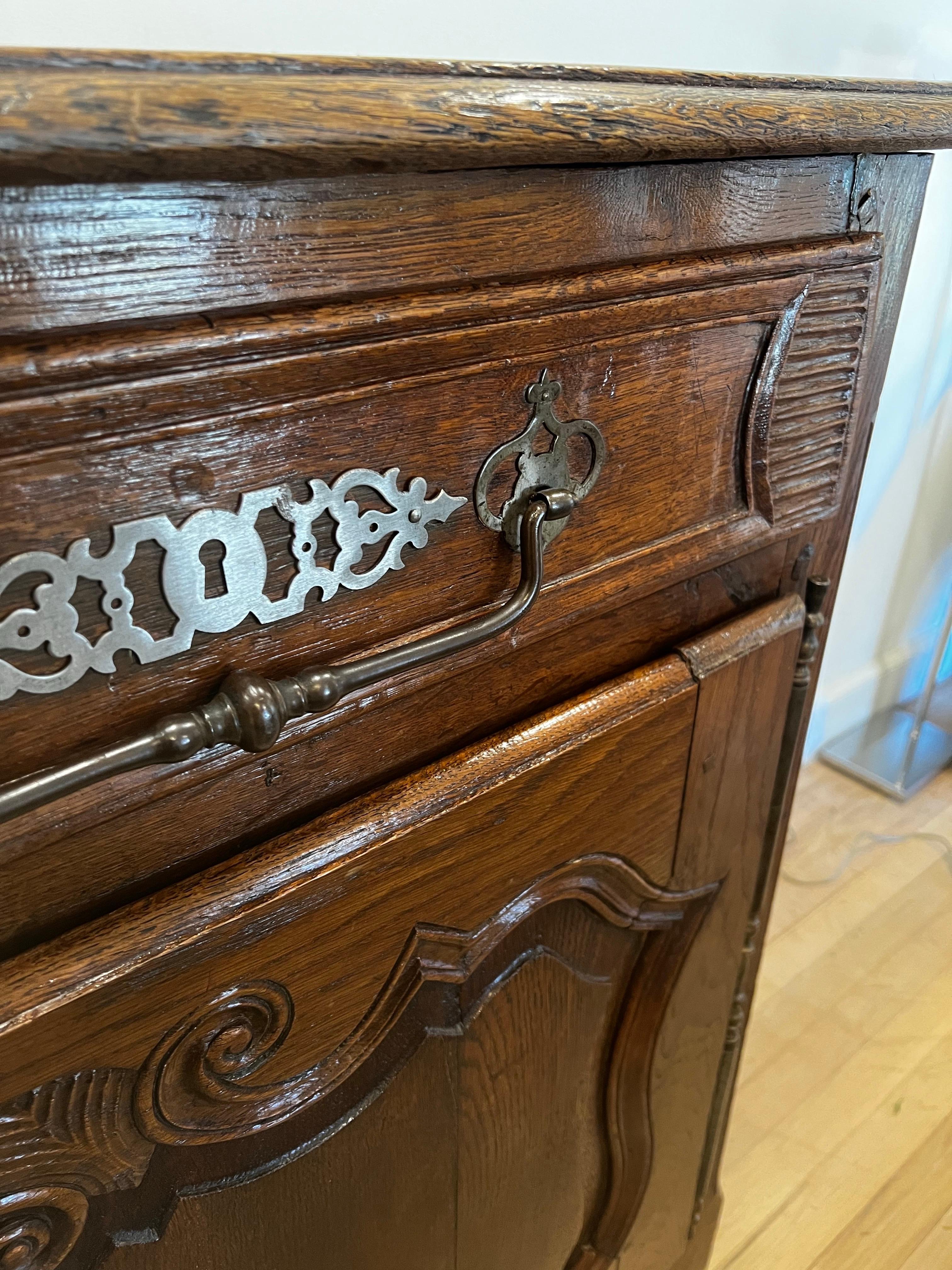 Antique French Sideboard/Enfilade in noce intagliato del XIX secolo in vendita 1