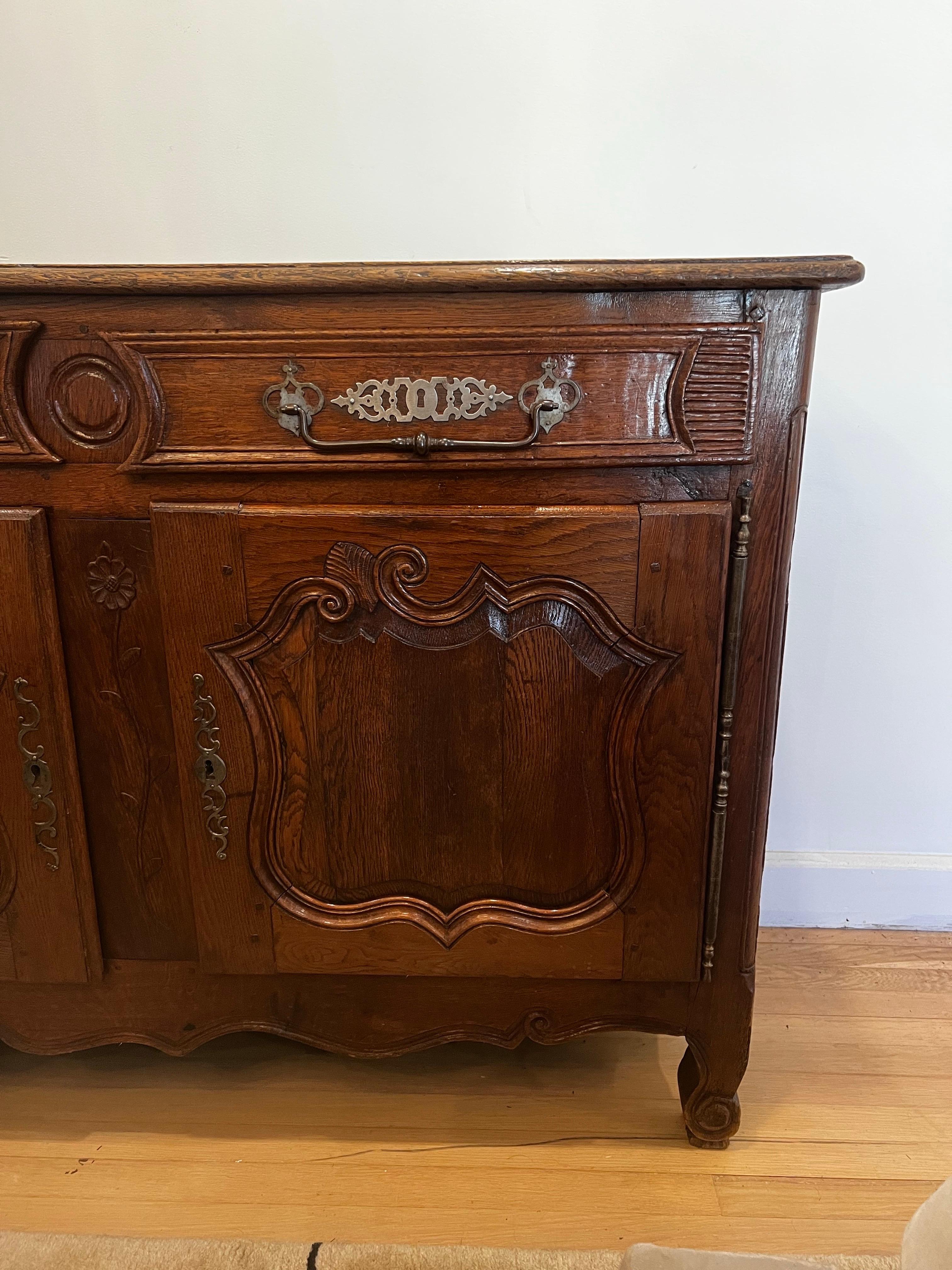 Antique French Sideboard/Enfilade in noce intagliato del XIX secolo in vendita 2