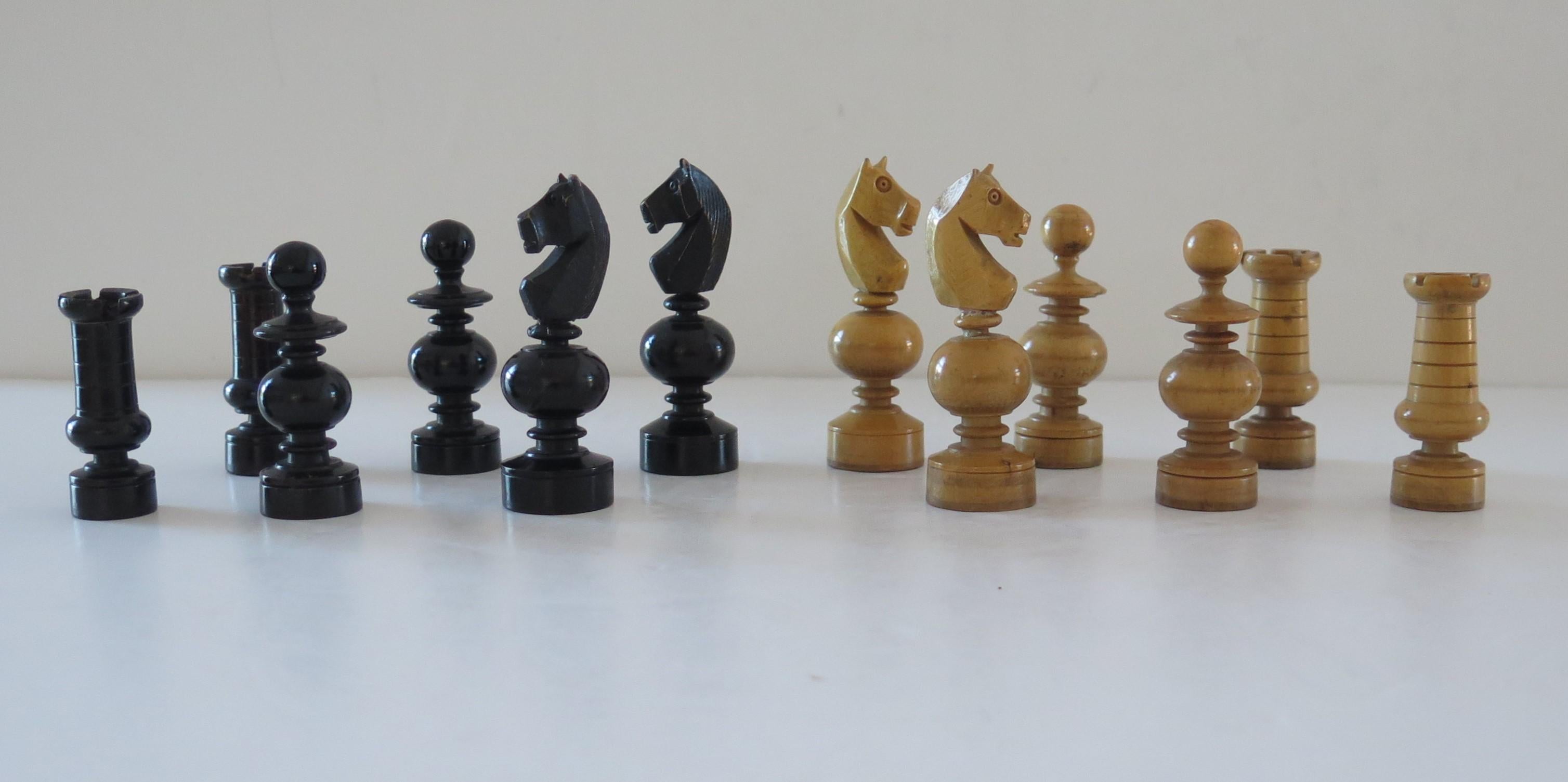 Régence 19th C Antique Chess Set Game in Regency Shape with Pine Lidded Box Kings