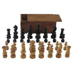 Jeu d'échecs ancien du 19ème siècle de forme Régence avec rois en forme de boîte à couvercle en pin