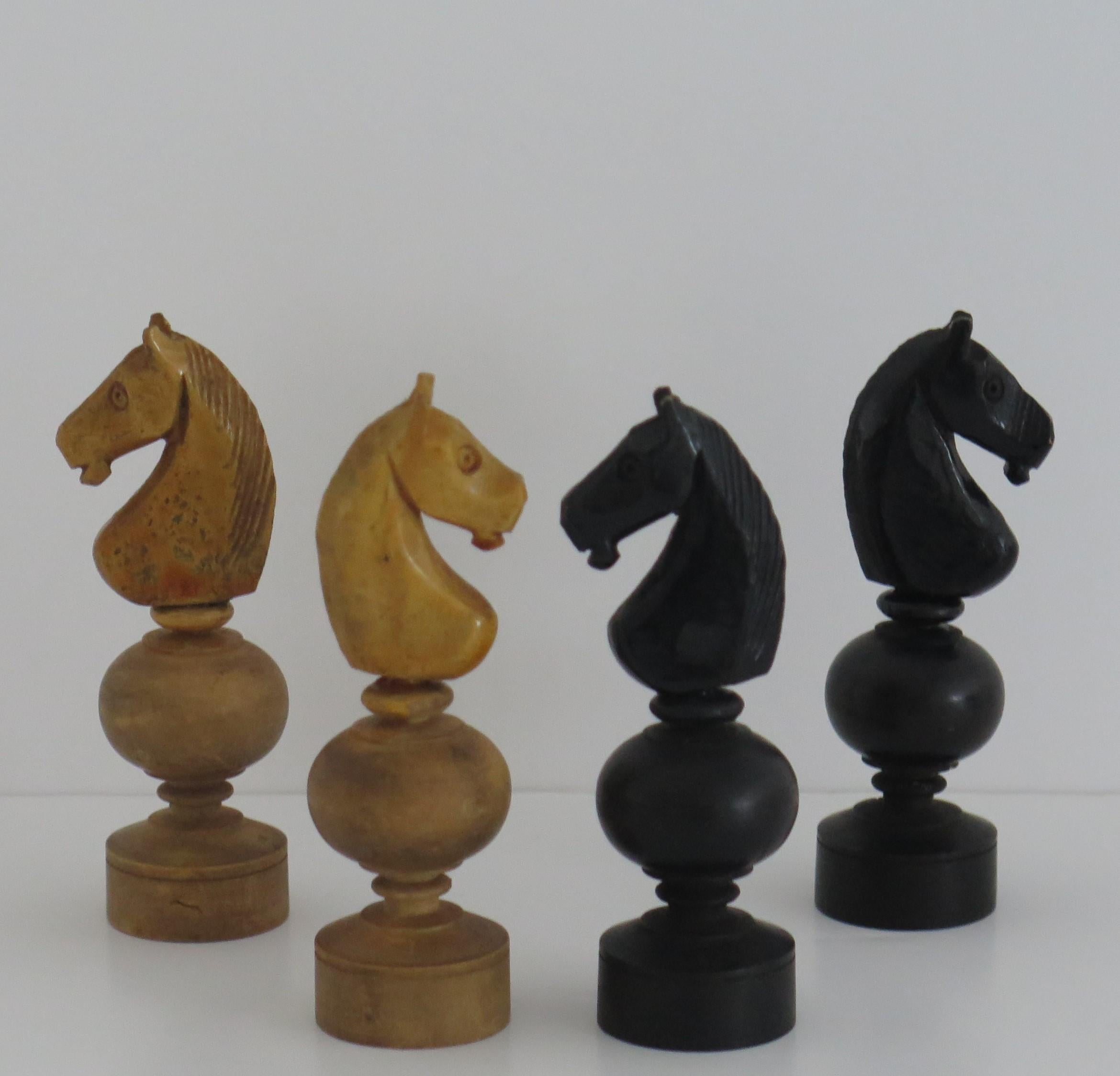 Ensemble d'échecs ancien du 19ème siècle de forme Régence avec rois de 96 mm dans une boîte à couvercle en pin en vente 3