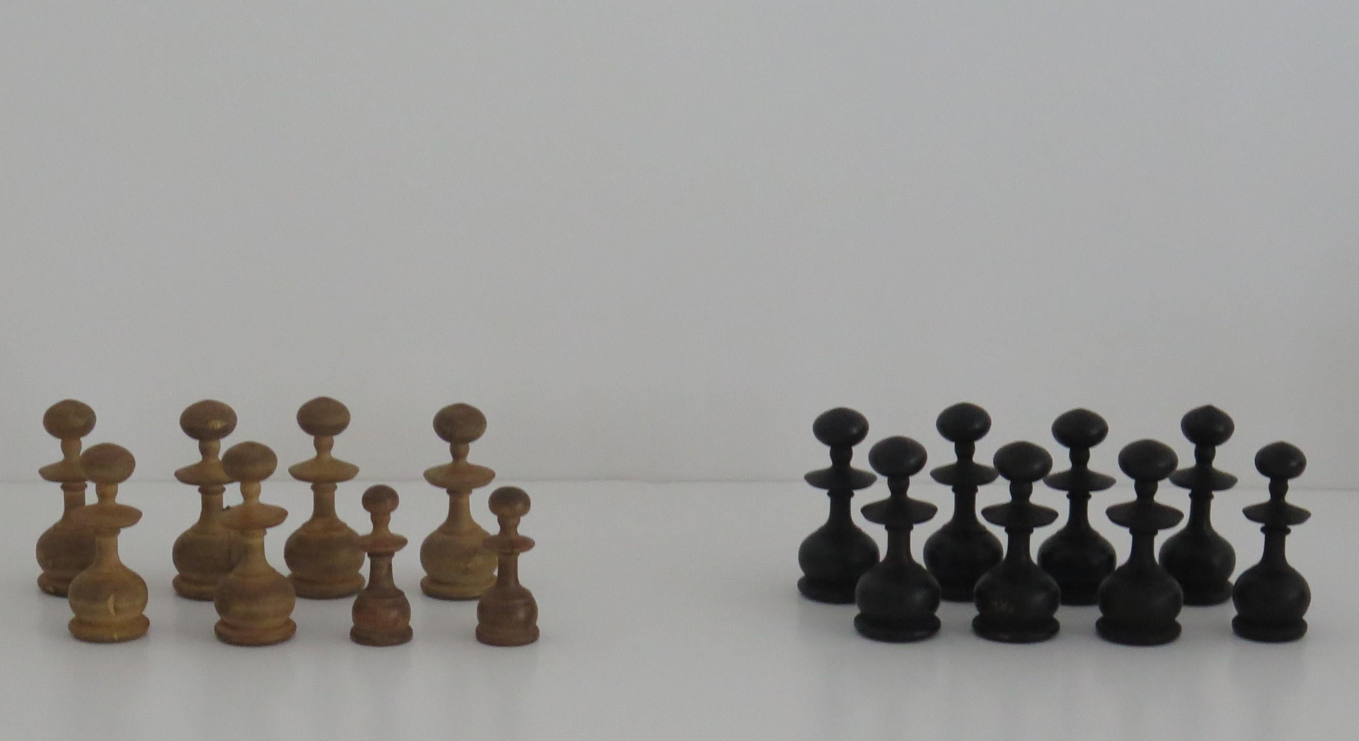 Ensemble d'échecs ancien du 19ème siècle de forme Régence avec rois de 96 mm dans une boîte à couvercle en pin en vente 4