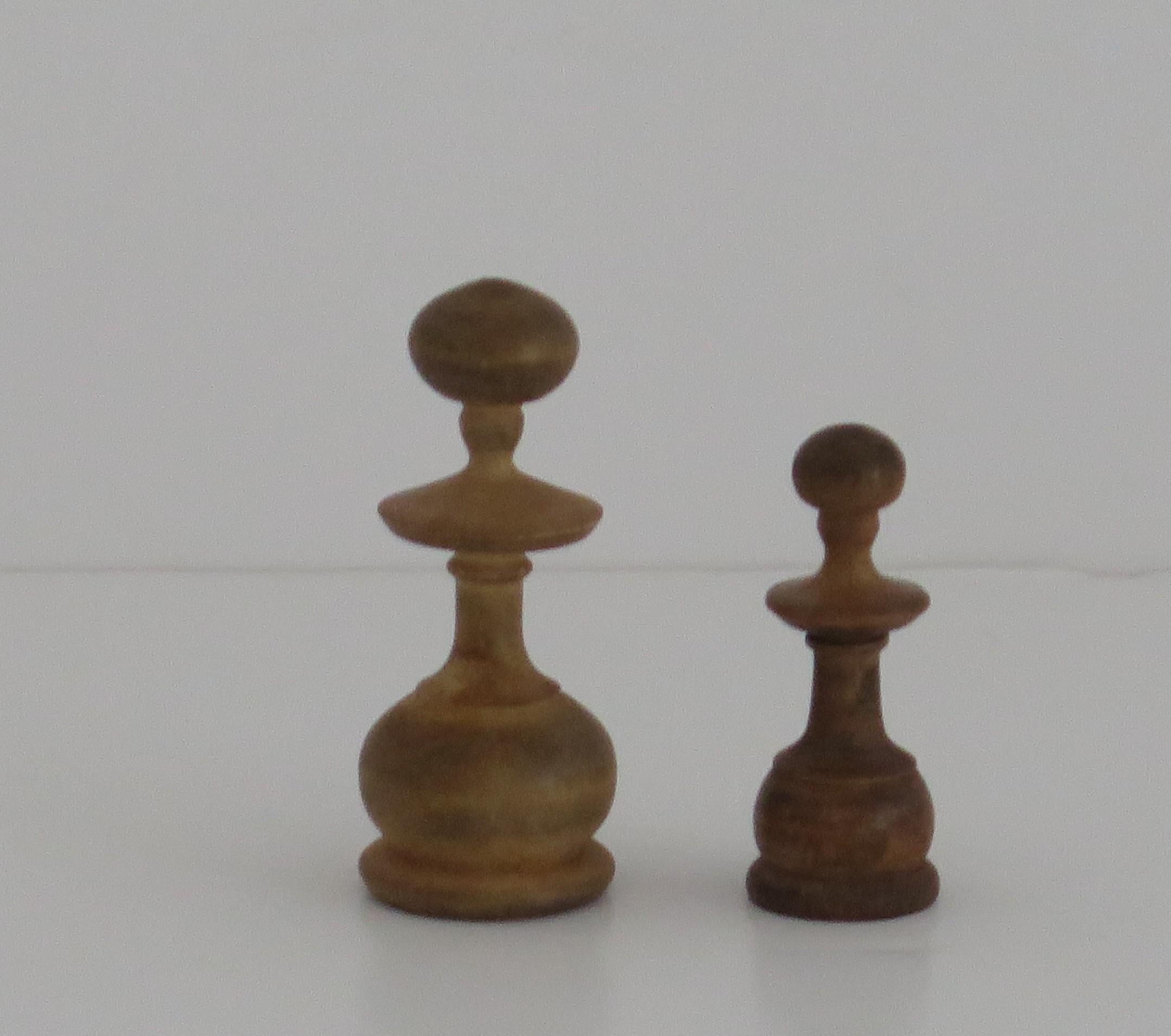 19th C Antique Chess Set Game Regency Shape with 96mm Kings in Pine Lidded Box For Sale 1