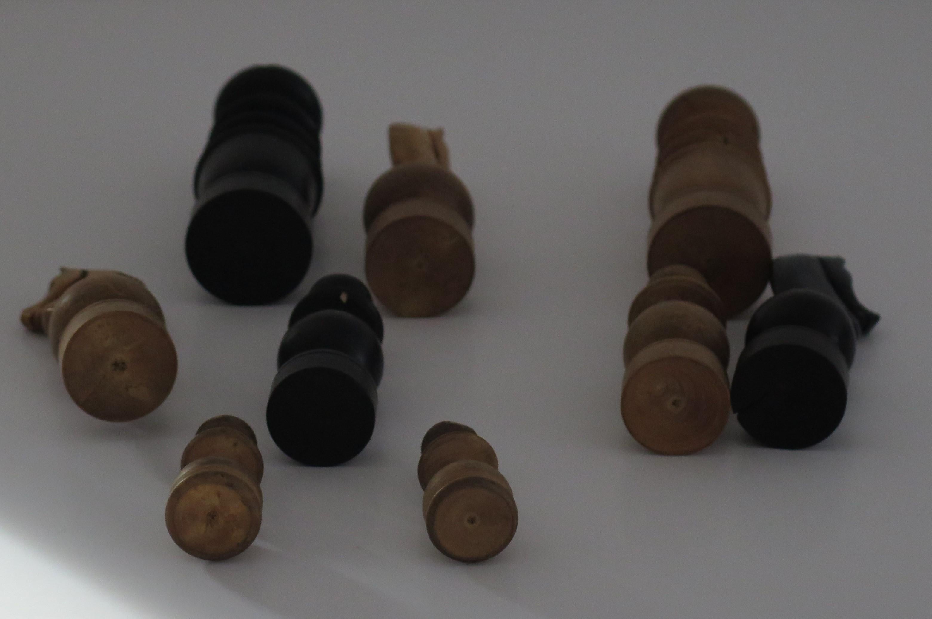 Ensemble d'échecs ancien du 19e siècle de forme Régence avec rois de 96 mm dans une boîte à couvercle en pin en vente 6