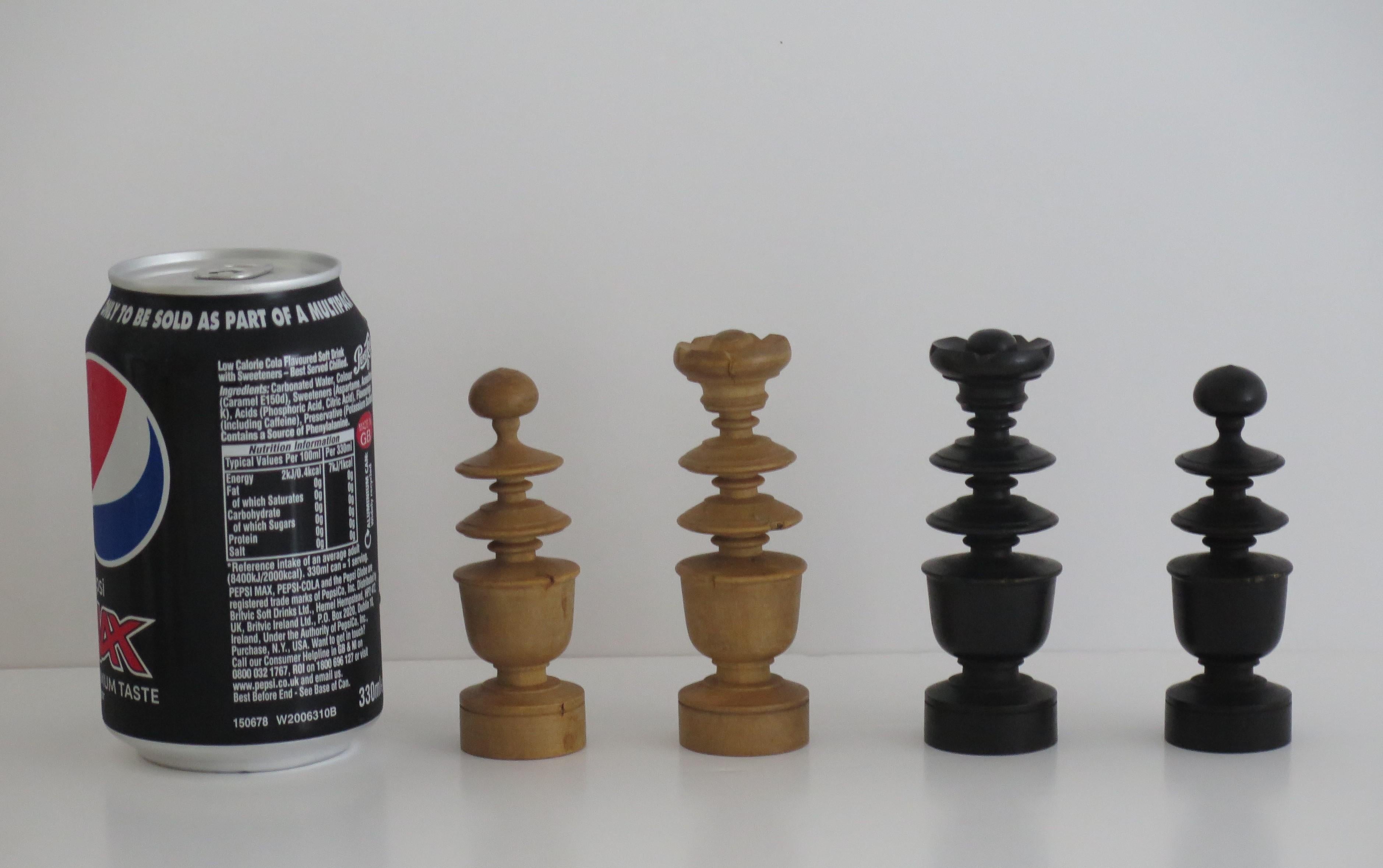 Ensemble d'échecs ancien du 19ème siècle de forme Régence avec rois de 96 mm dans une boîte à couvercle en pin en vente 7