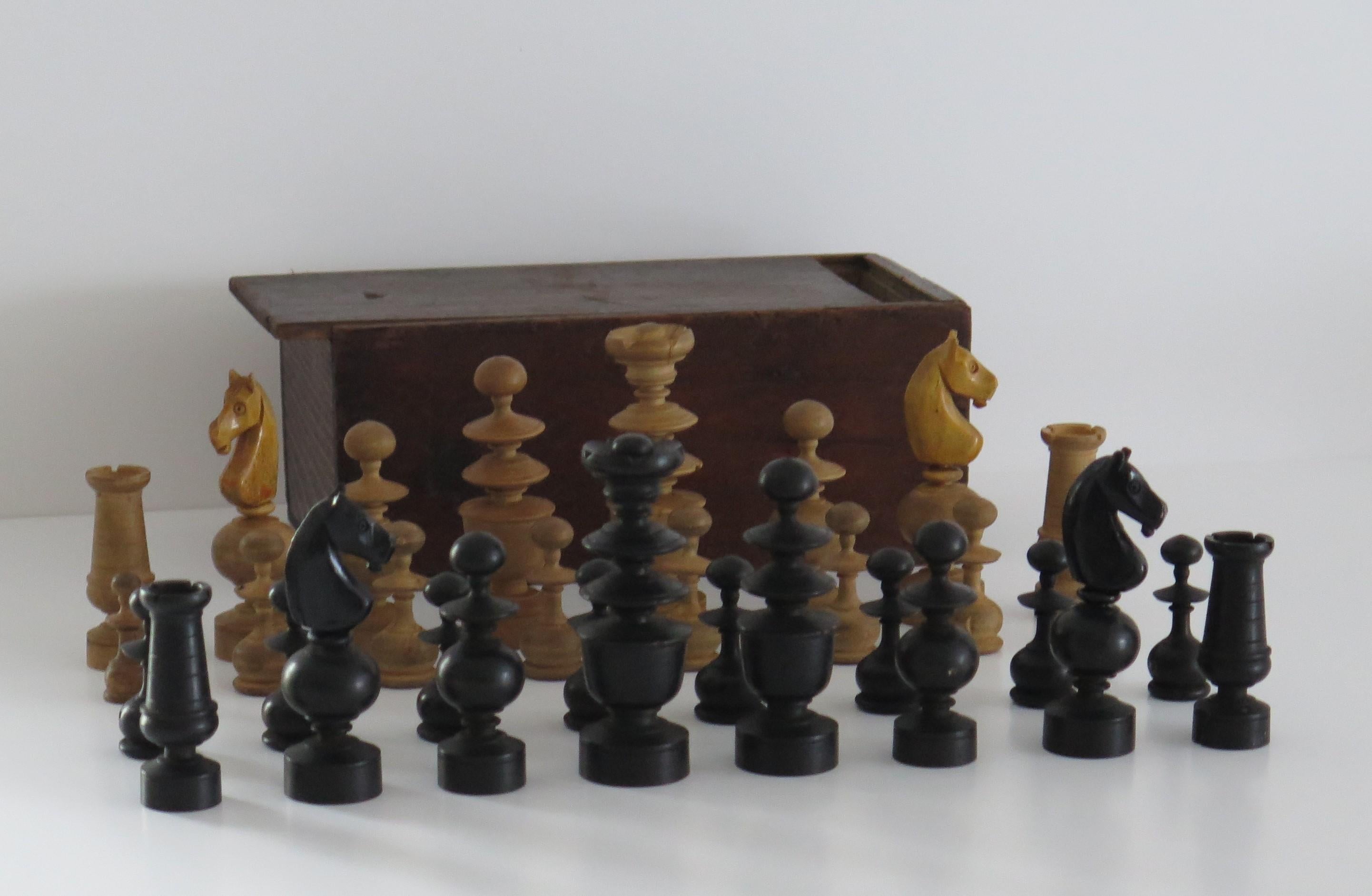 Britannique Ensemble d'échecs ancien du 19ème siècle de forme Régence avec rois de 96 mm dans une boîte à couvercle en pin en vente