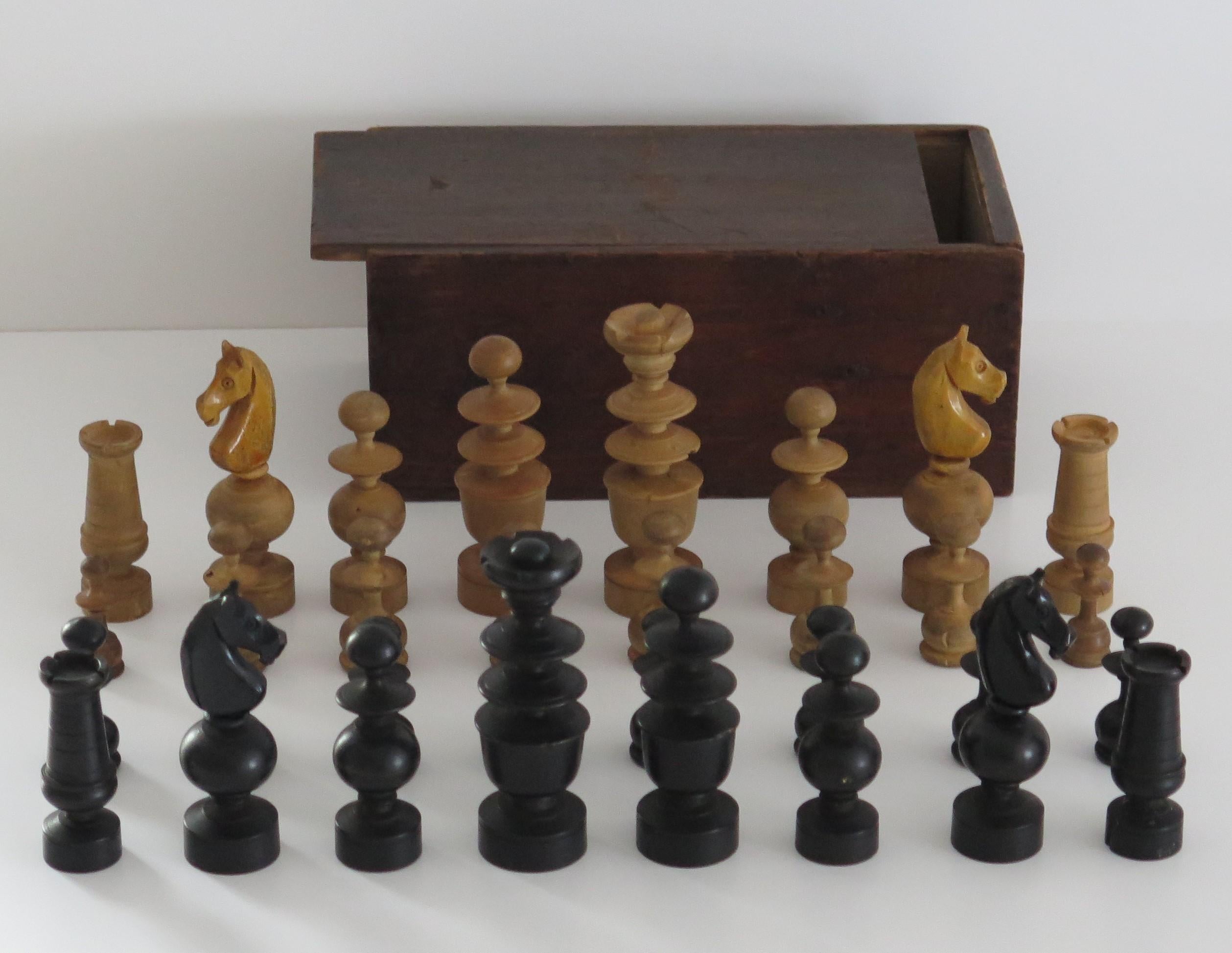 Fait main Ensemble d'échecs ancien du 19ème siècle de forme Régence avec rois de 96 mm dans une boîte à couvercle en pin en vente