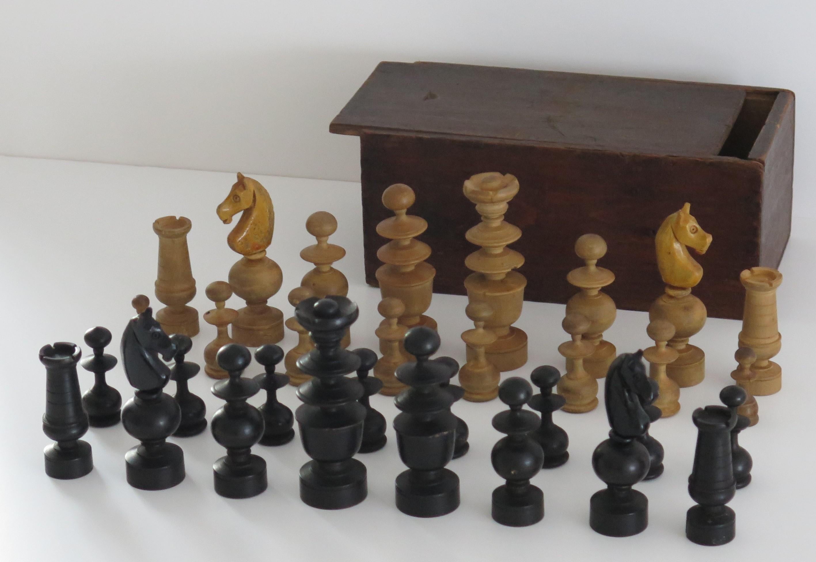Ensemble d'échecs ancien du 19e siècle de forme Régence avec rois de 96 mm dans une boîte à couvercle en pin Bon état - En vente à Lincoln, Lincolnshire