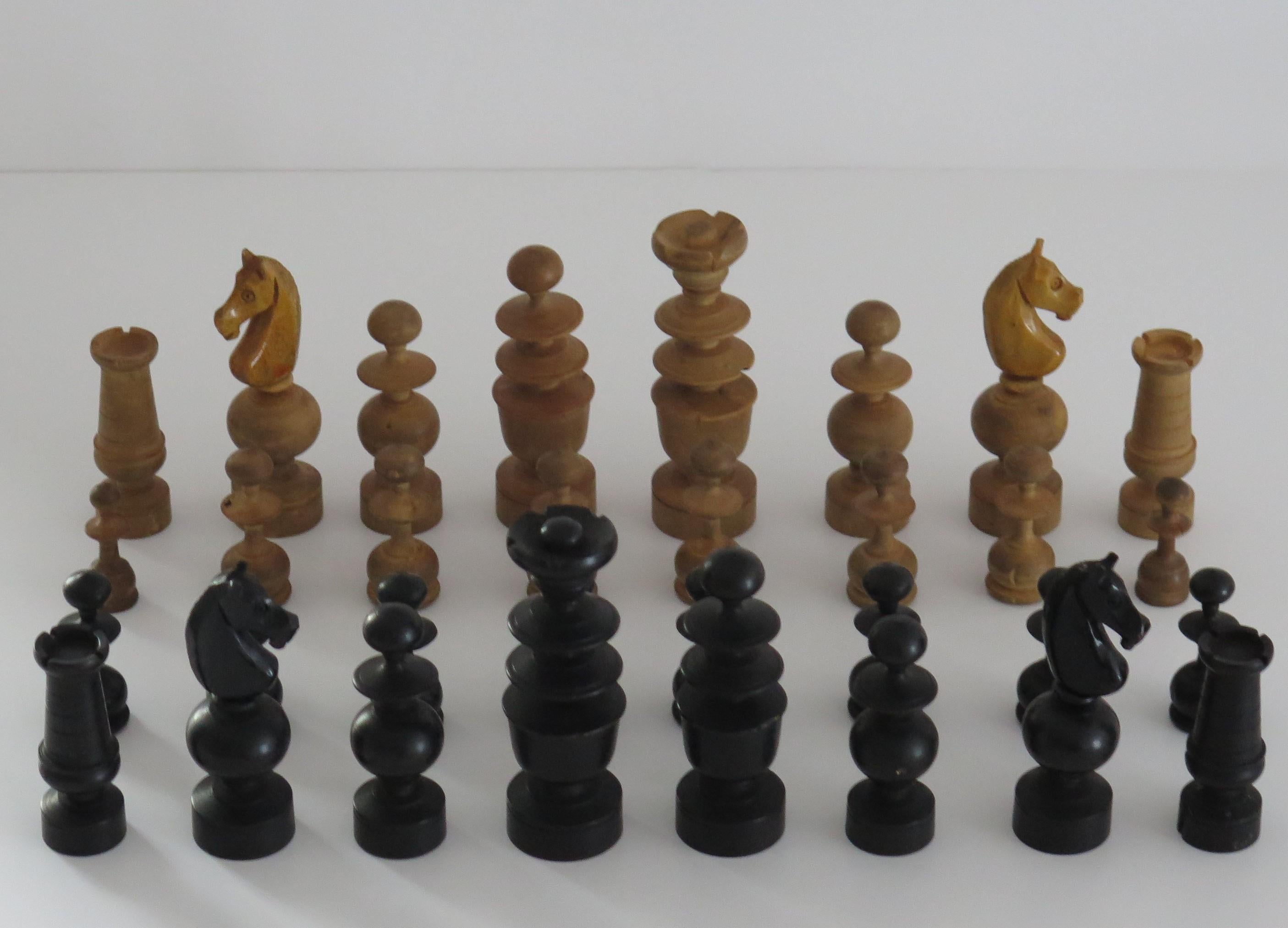 XIXe siècle Ensemble d'échecs ancien du 19ème siècle de forme Régence avec rois de 96 mm dans une boîte à couvercle en pin en vente
