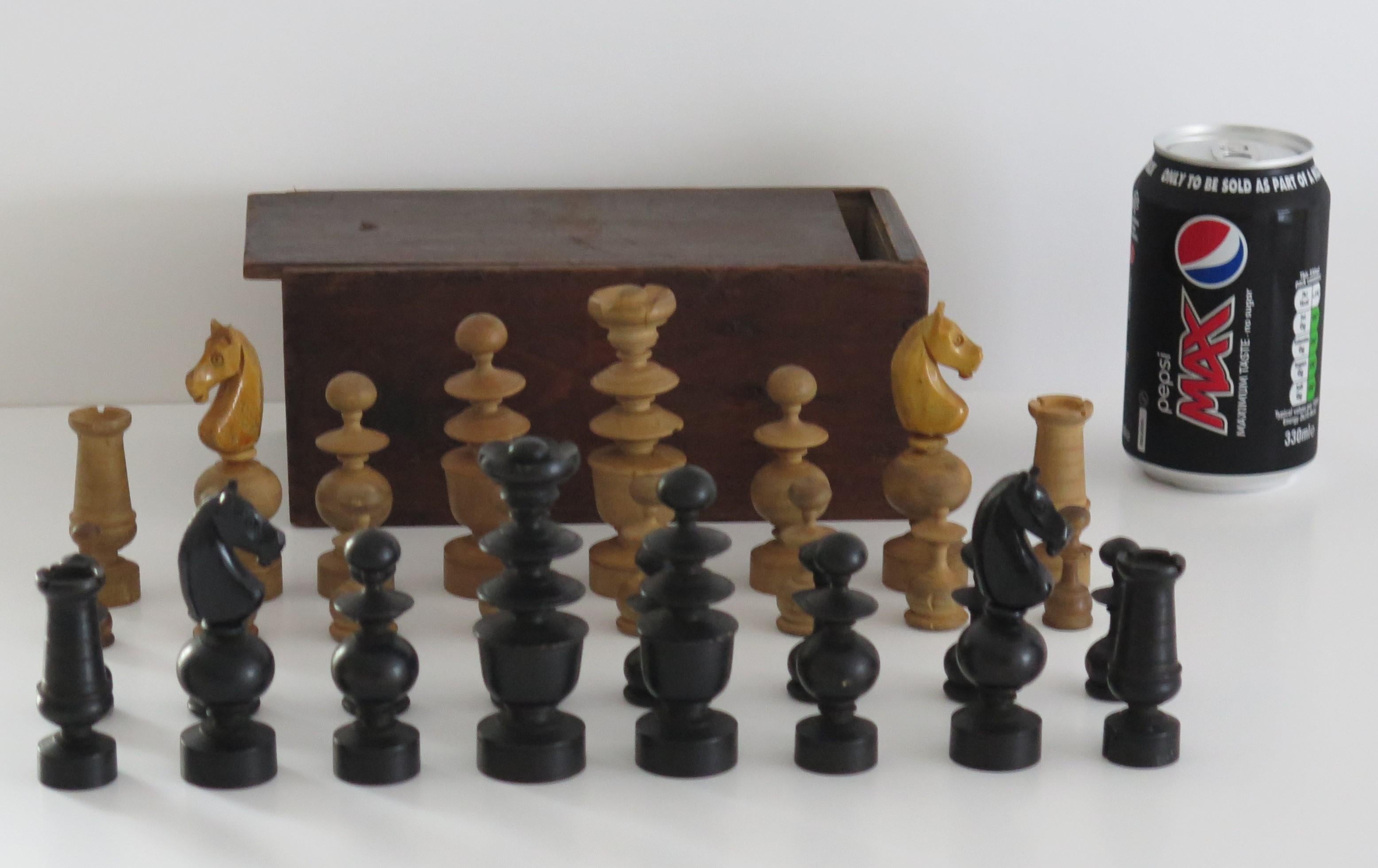 Bois de feuillus Ensemble d'échecs ancien du 19e siècle de forme Régence avec rois de 96 mm dans une boîte à couvercle en pin en vente