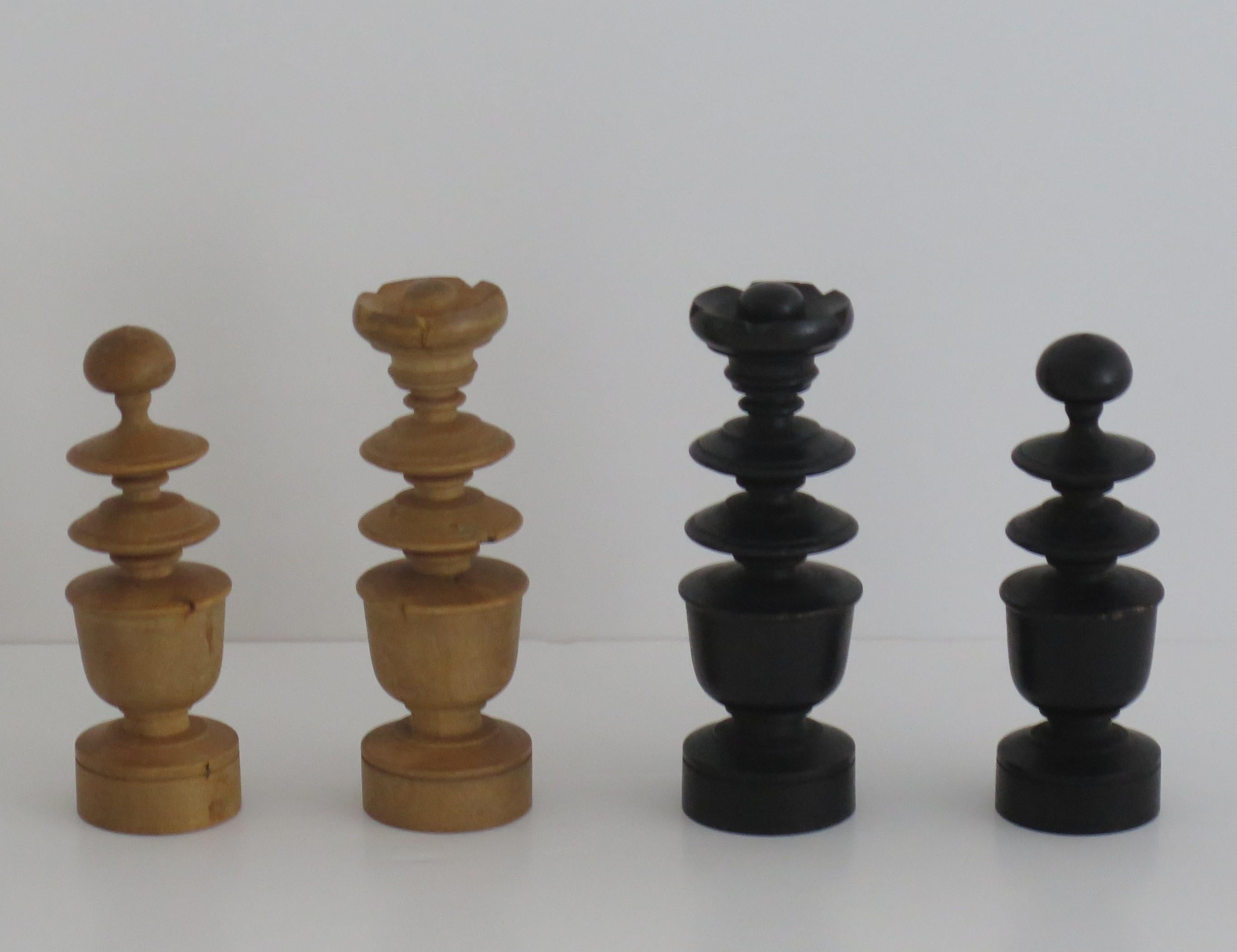 Hand-Crafted 19th C Antique Chess Set Game Regency Shape with 96mm Kings in Pine Lidded Box For Sale