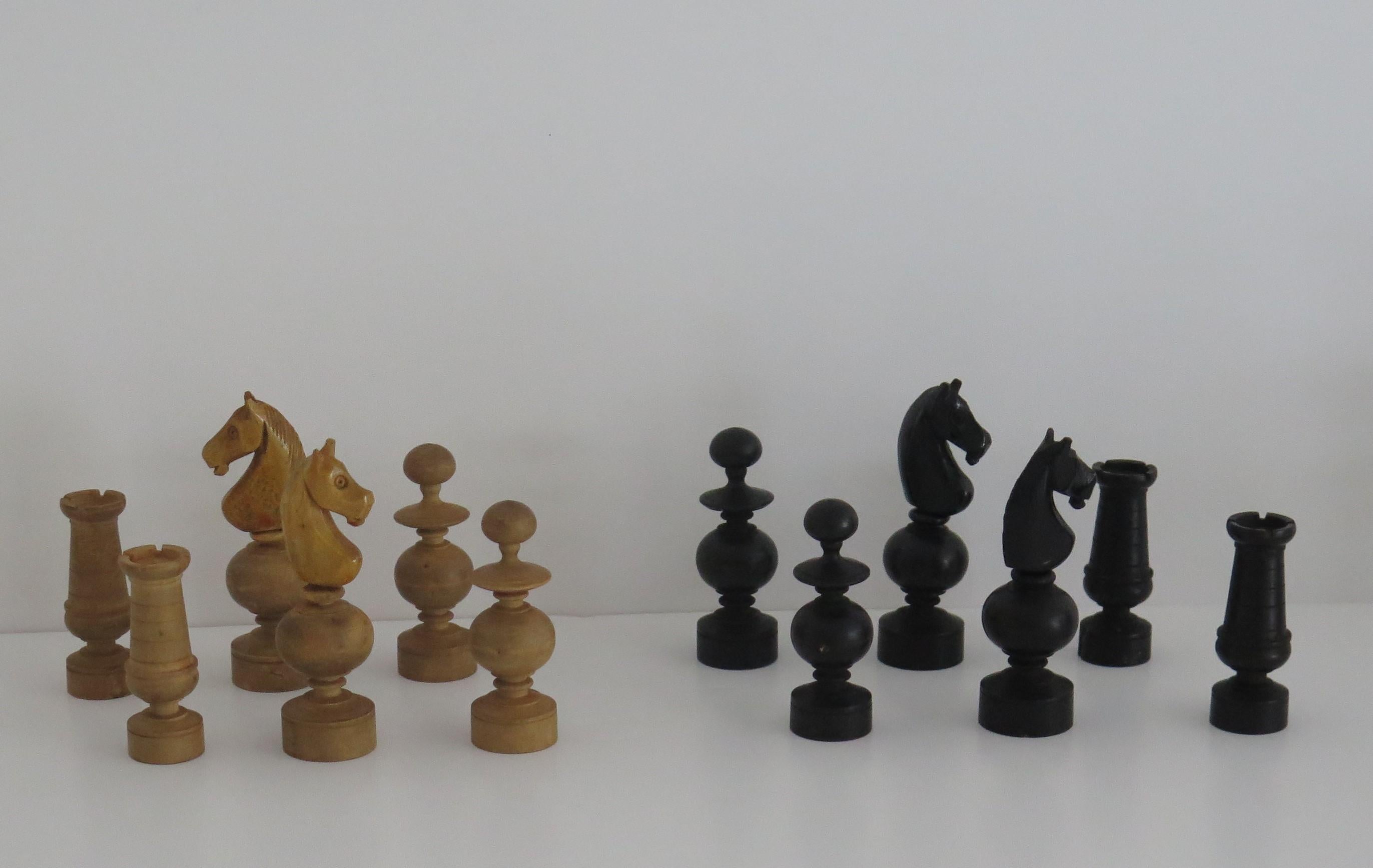 XIXe siècle Ensemble d'échecs ancien du 19ème siècle de forme Régence avec rois de 96 mm dans une boîte à couvercle en pin