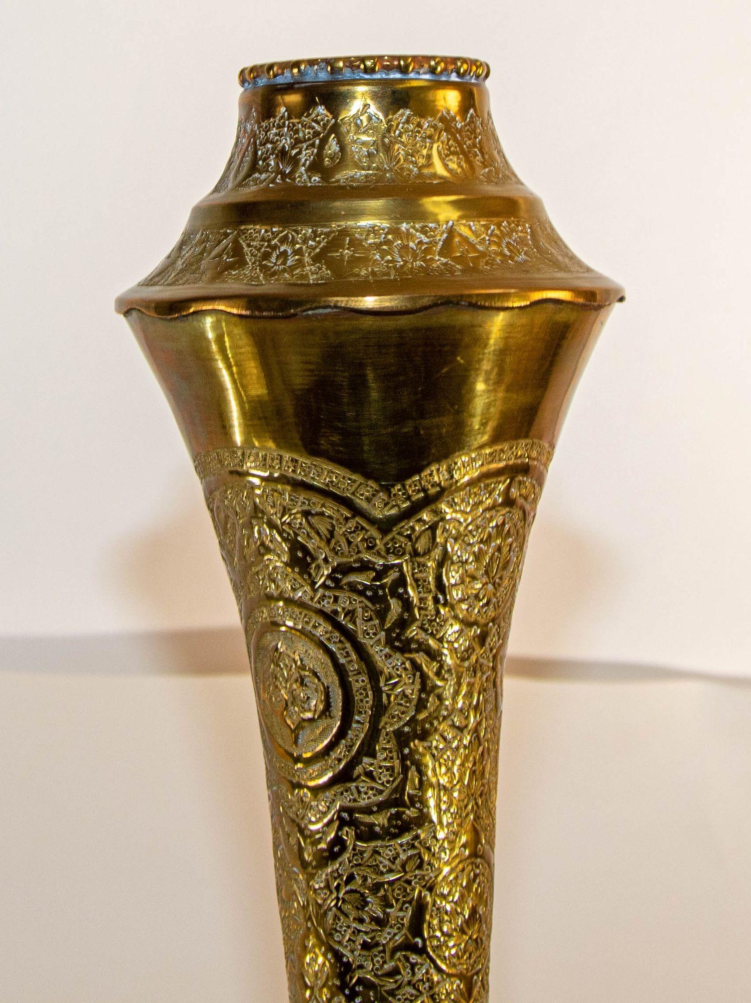 A.I.C. Antique Chiseled Brass Oversized Mughal Rose Water Perfume Holder Bidri en vente 3