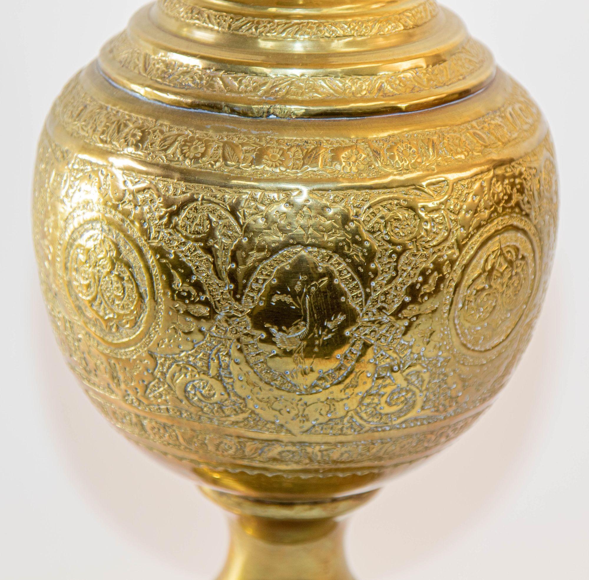 Islamique A.I.C. Antique Chiseled Brass Oversized Mughal Rose Water Perfume Holder Bidri en vente