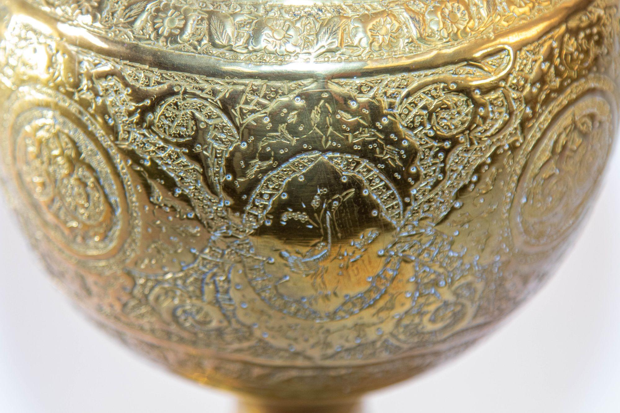 A.I.C. Antique Chiseled Brass Oversized Mughal Rose Water Perfume Holder Bidri Bon état - En vente à North Hollywood, CA