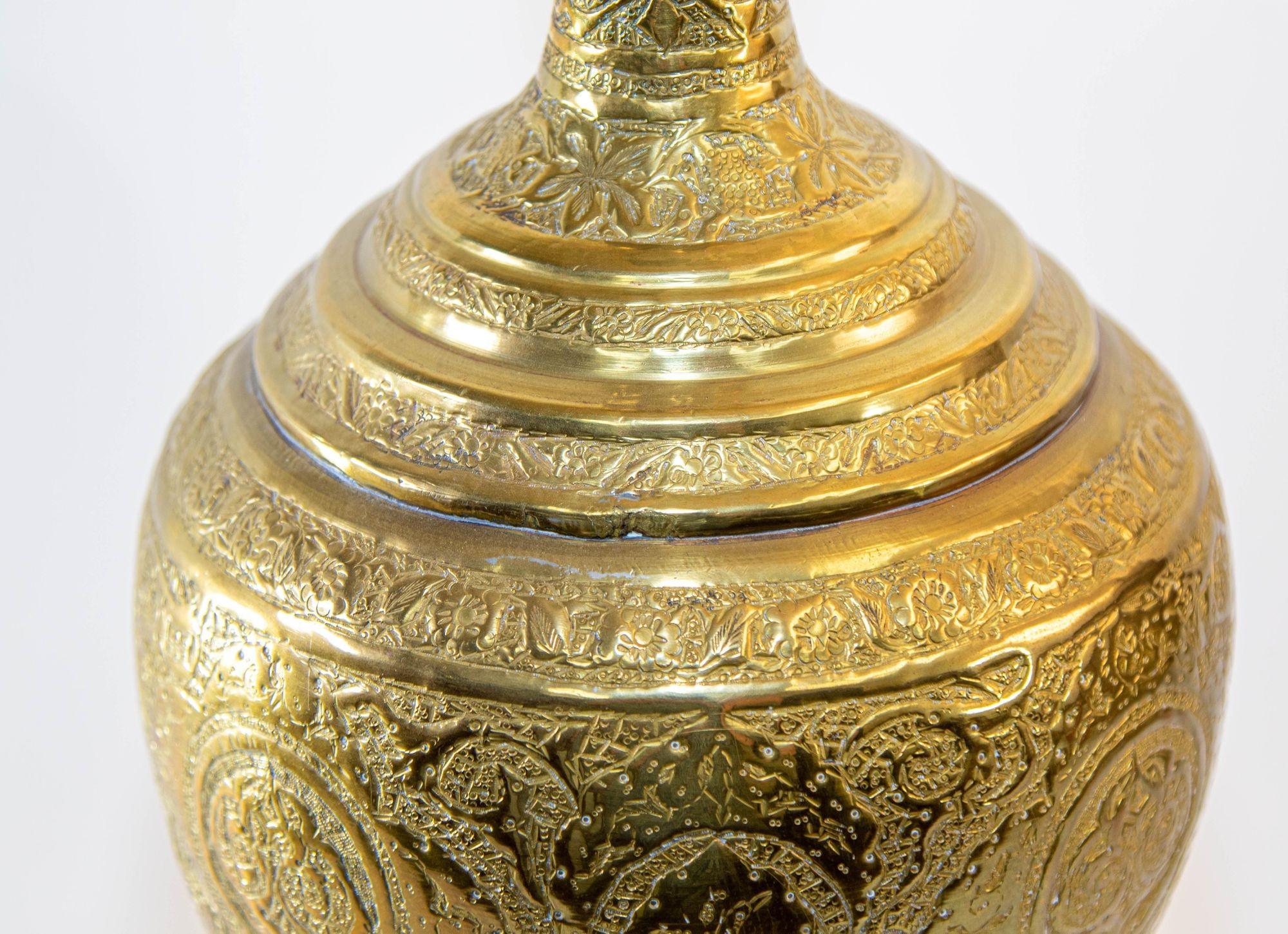 20ième siècle A.I.C. Antique Chiseled Brass Oversized Mughal Rose Water Perfume Holder Bidri en vente