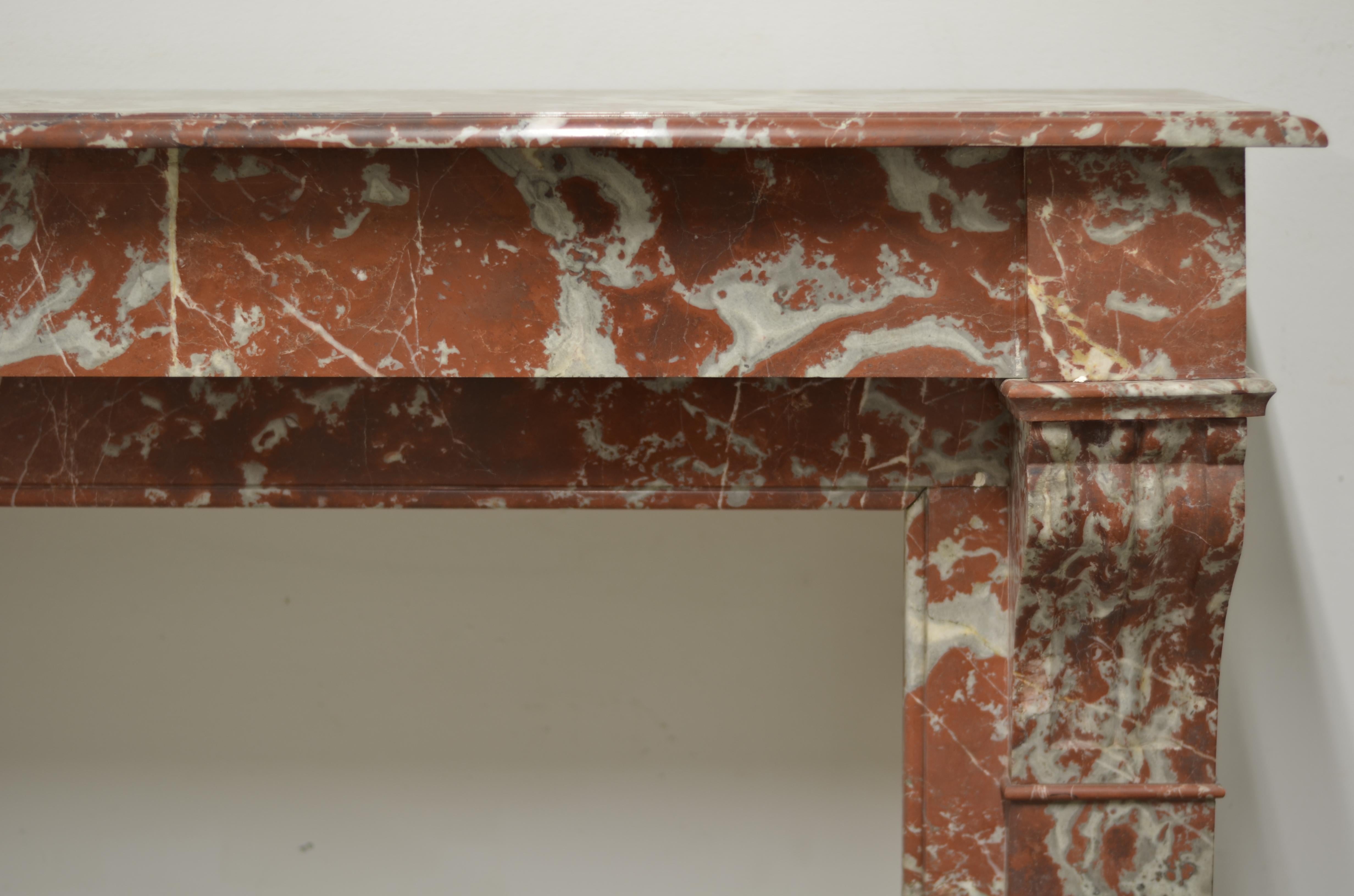 19th Century Antique Fireplace Mantel in Red Marble In Good Condition For Sale In Haarlem, Noord-Holland
