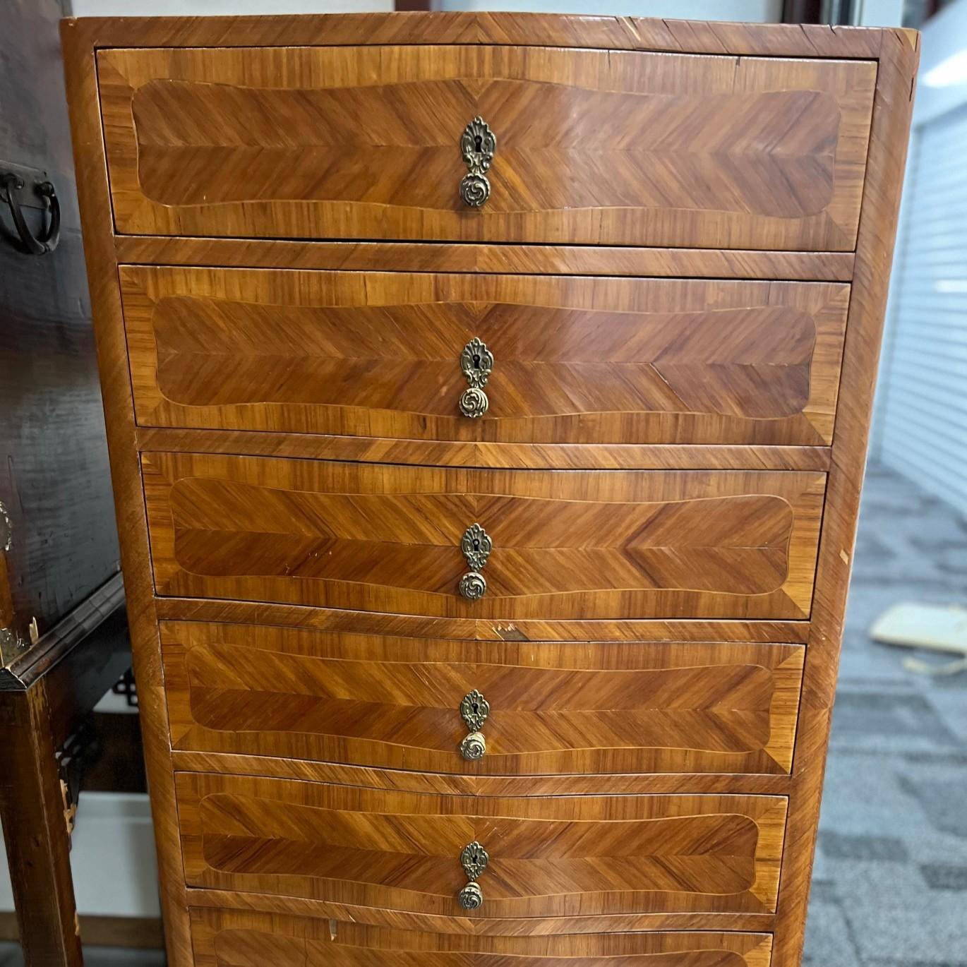 Français Ancienne commode Semainier française de style Louis XV du 19ème siècle avec dessus en marbre en vente