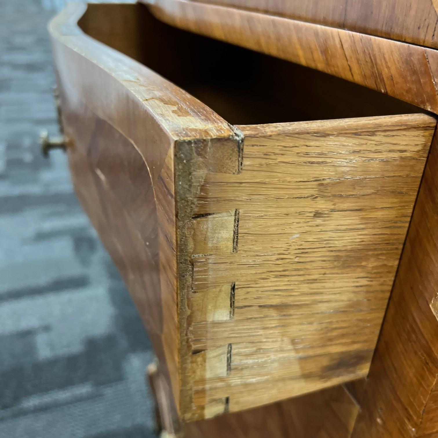 Ancienne commode Semainier française de style Louis XV du 19ème siècle avec dessus en marbre Bon état - En vente à Morristown, NJ