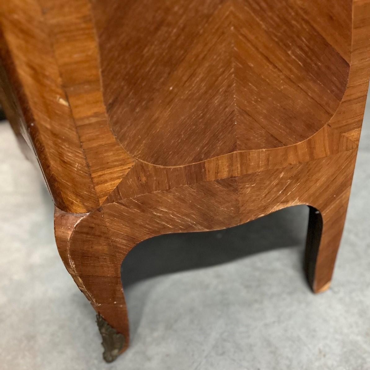 Ancienne commode Semainier française de style Louis XV du 19ème siècle avec dessus en marbre en vente 1