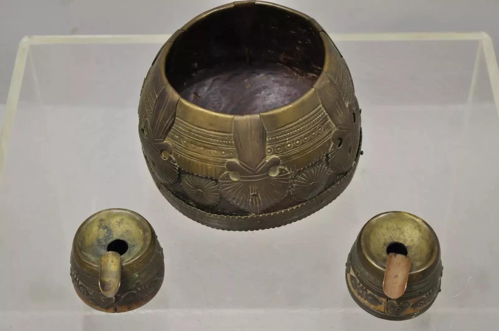 A.C.I.C. Boîte à tabac en laiton et bois - 3 Pc. L'objet comprend (2) cendriers/porte-cendriers individuels, (1) bol à tabac, laiton orné, cadre en bois massif, très bel ensemble antique. Circa 19ème siècle. Dimensions : Bol : 4.5