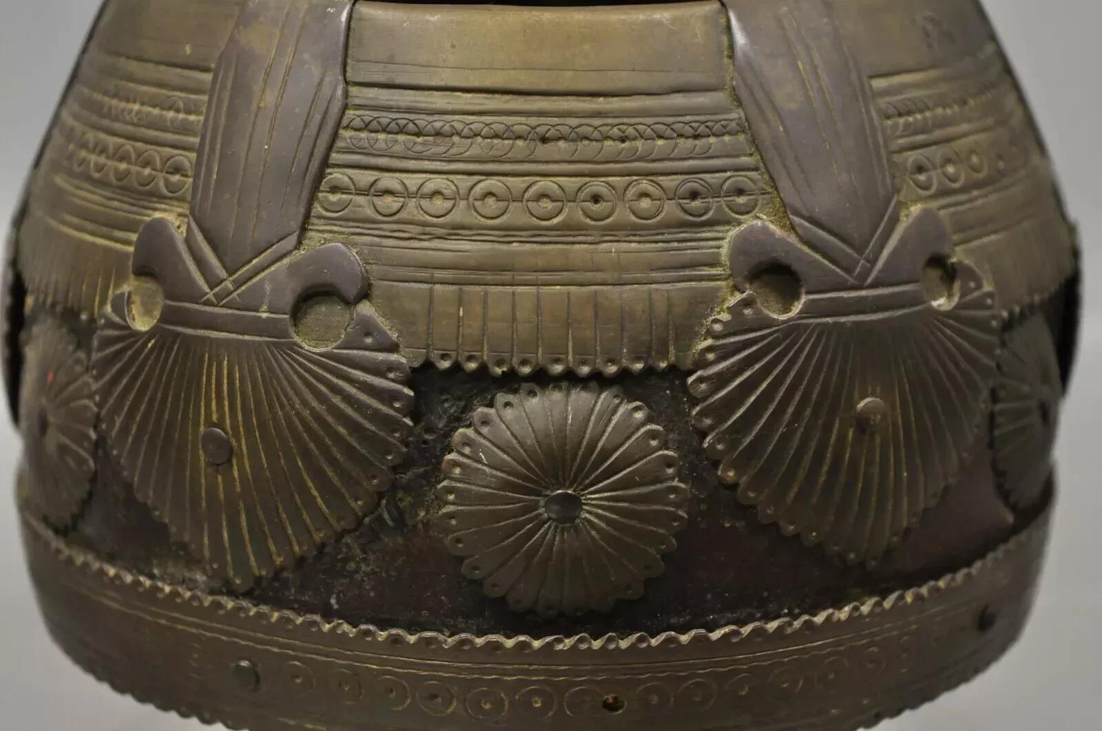 Anglo-indien Ensemble de cendriers indiens anciens du 19ème siècle en laiton et bois pour boîtes à tabac fumant - 3 pièces en vente