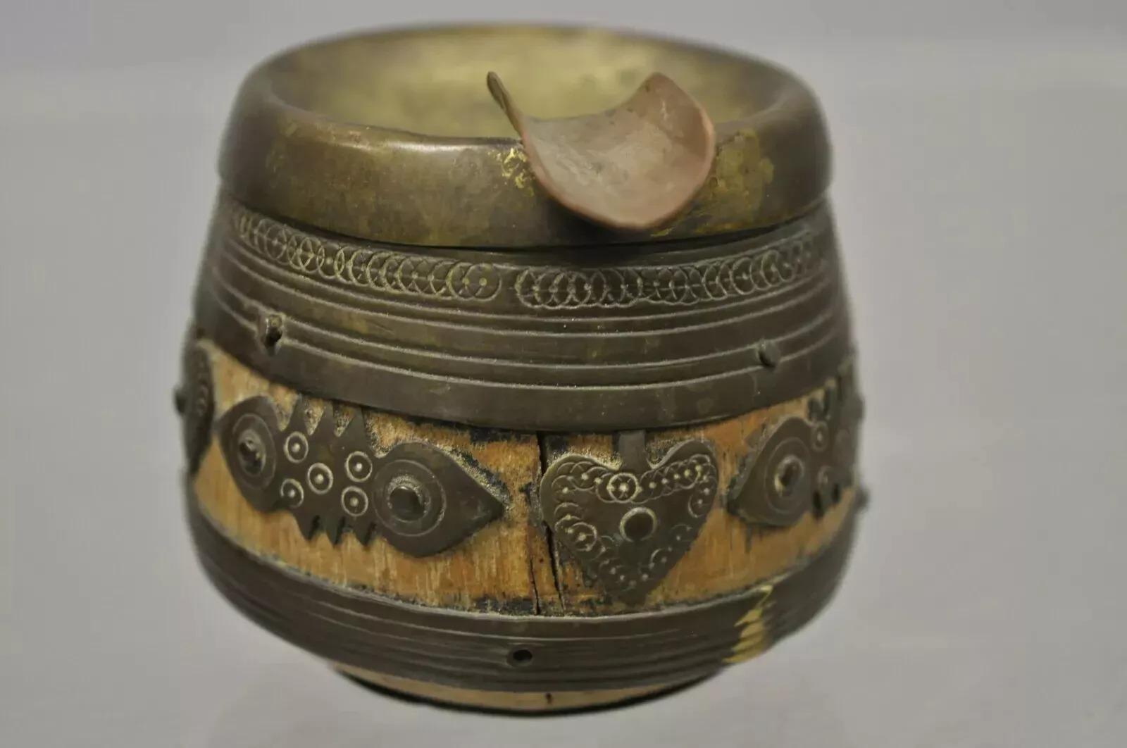 Ensemble de cendriers indiens anciens du 19ème siècle en laiton et bois pour boîtes à tabac fumant - 3 pièces Bon état - En vente à Philadelphia, PA