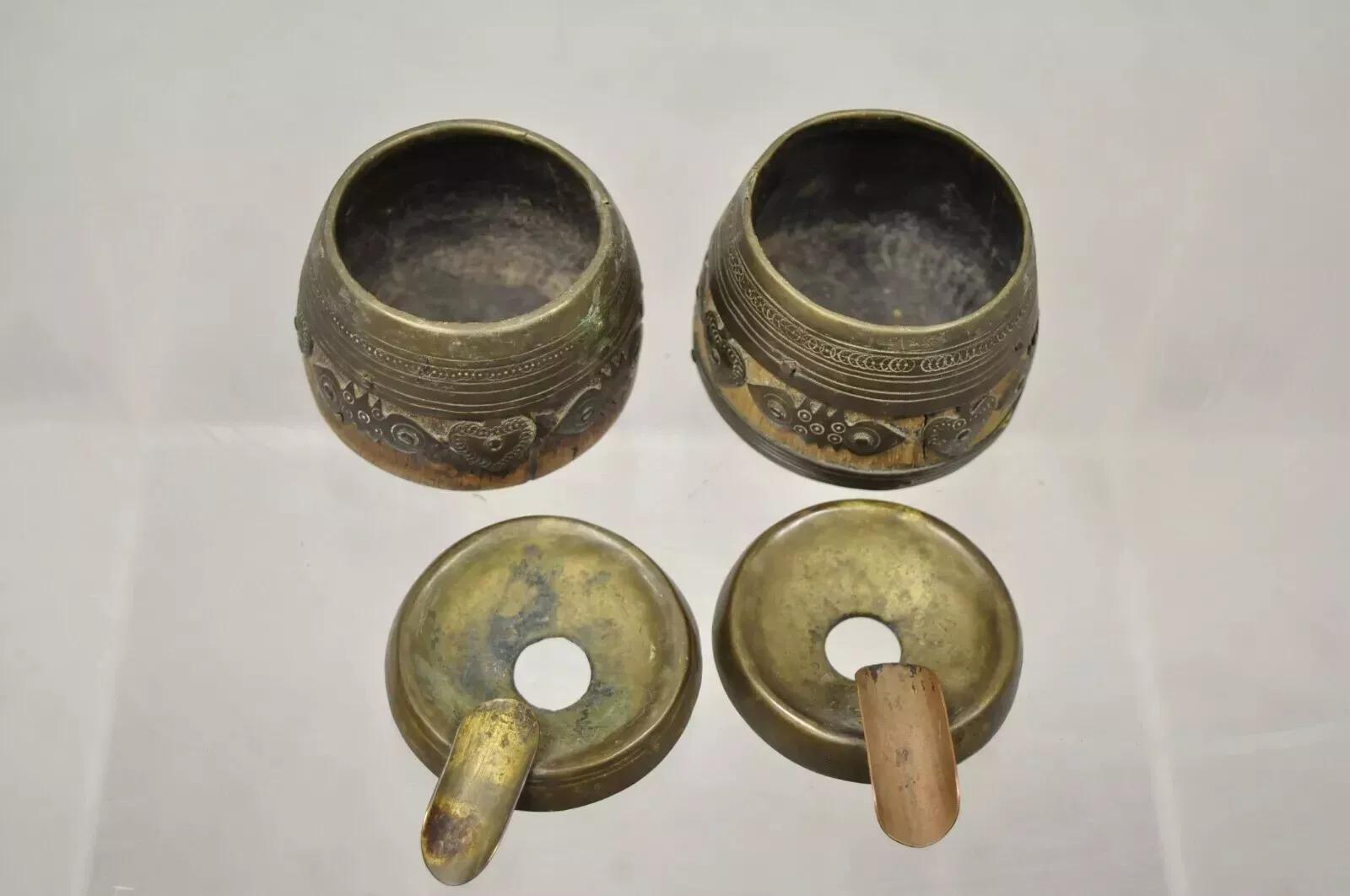 Ensemble de cendriers indiens anciens du 19ème siècle en laiton et bois pour boîtes à tabac fumant - 3 pièces en vente 1