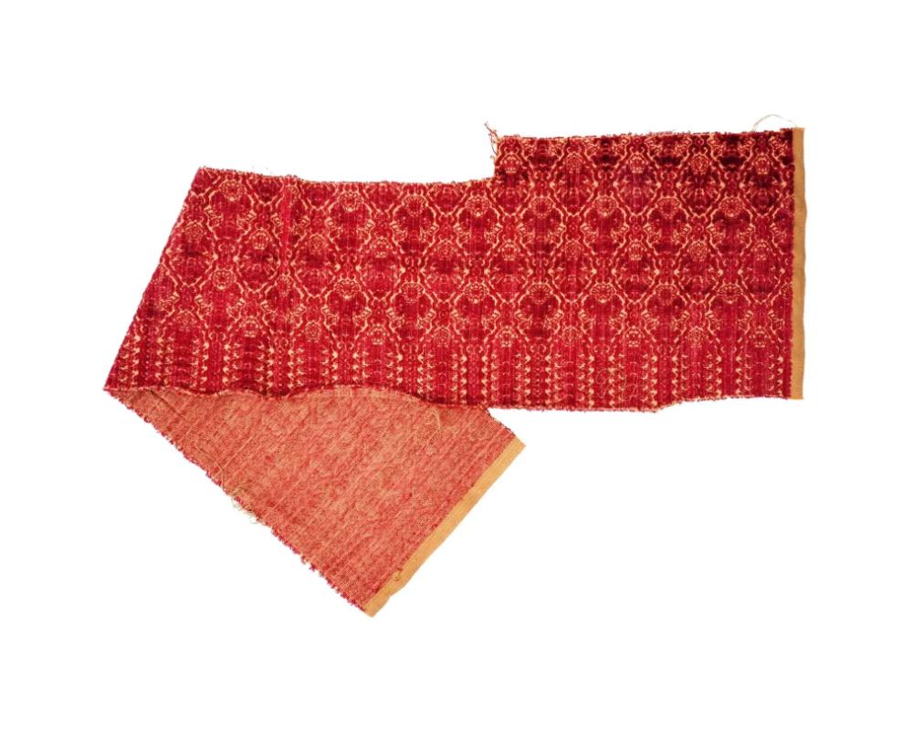 Un antico tessuto a mano italiano del XIX secolo. Il tessuto è decorato con un ornamento geometrico simmetrico rosso. Tessili antichi italiani, decorazioni per pareti e case e oggetti da collezione.

Dimensioni: 14 1/2 x 55 pollici. Tutte le misure