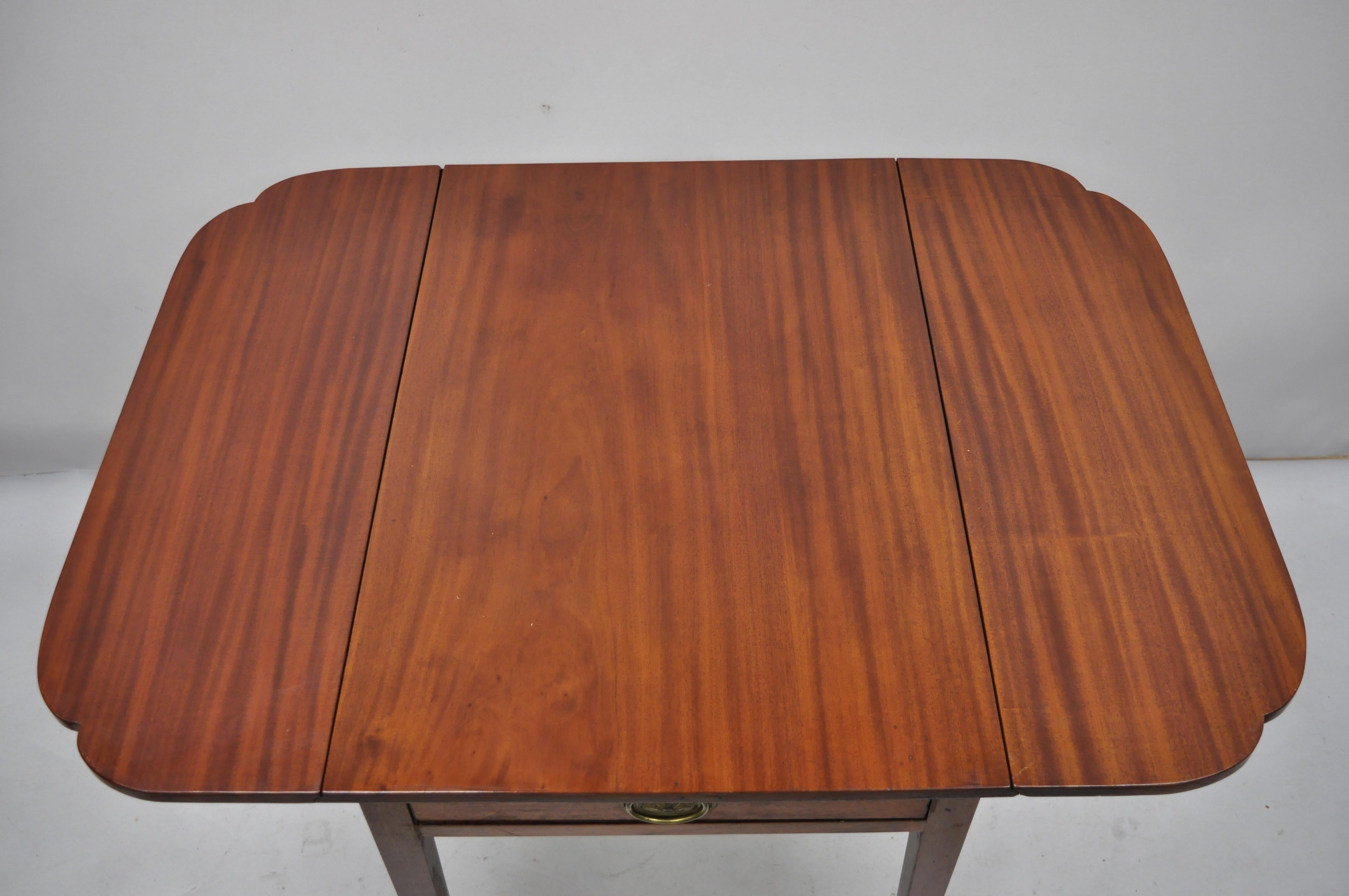Federal 19th Century Antique Mahogany Pembroke Drop-Leaf Lamp Side Table with One Drawer