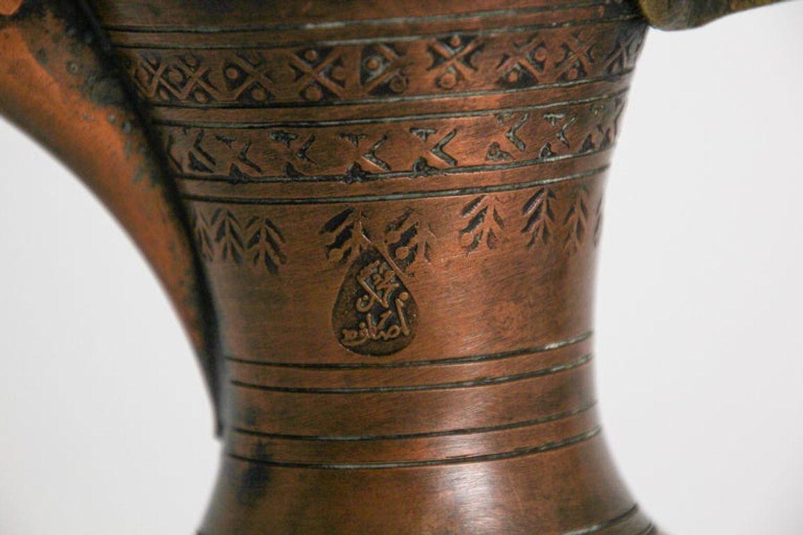 Antike türkische ottomanische Bronze-Couchtisch aus dem 19. Jahrhundert aus dem Nahen Osten Dallah im Zustand „Gut“ im Angebot in North Hollywood, CA