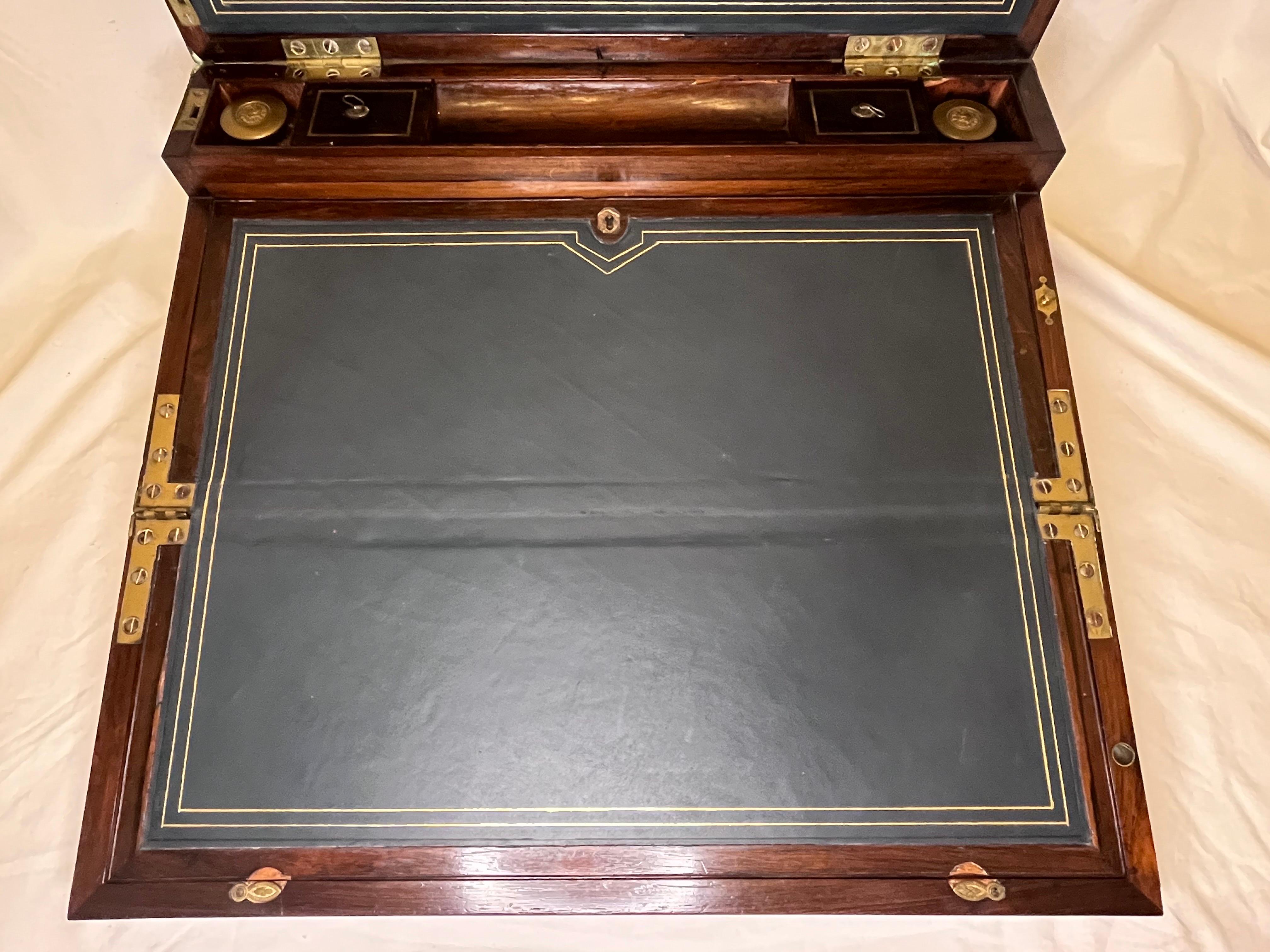 19. Jahrhundert Antike Militär Campaigner Englisch Traveling Writing Desk Tompson Patent  (Messing) im Angebot