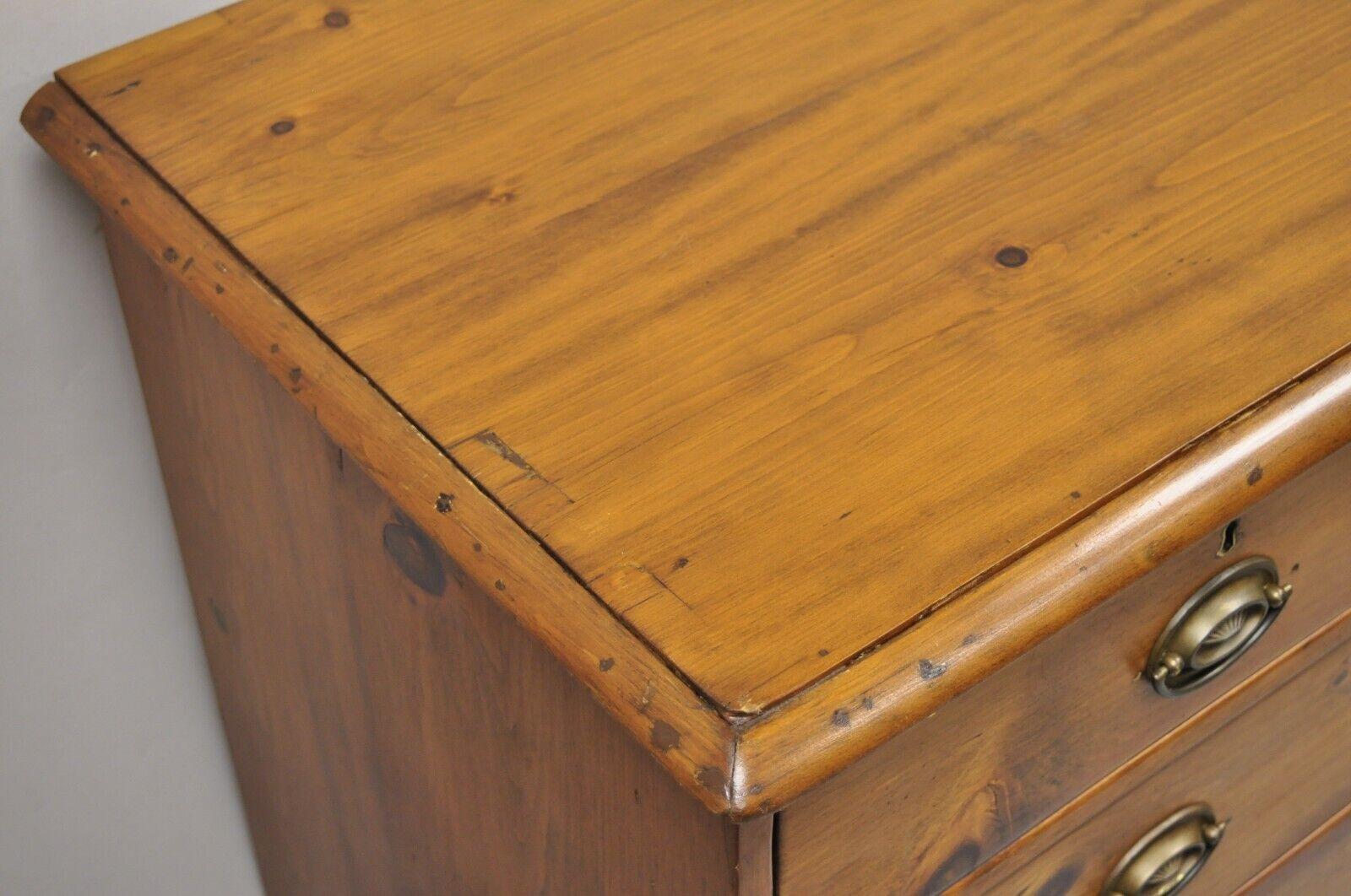 Commode coloniale primitive à 5 tiroirs en bois de pin ancien du 19ème siècle Commode coloniale en vente 4