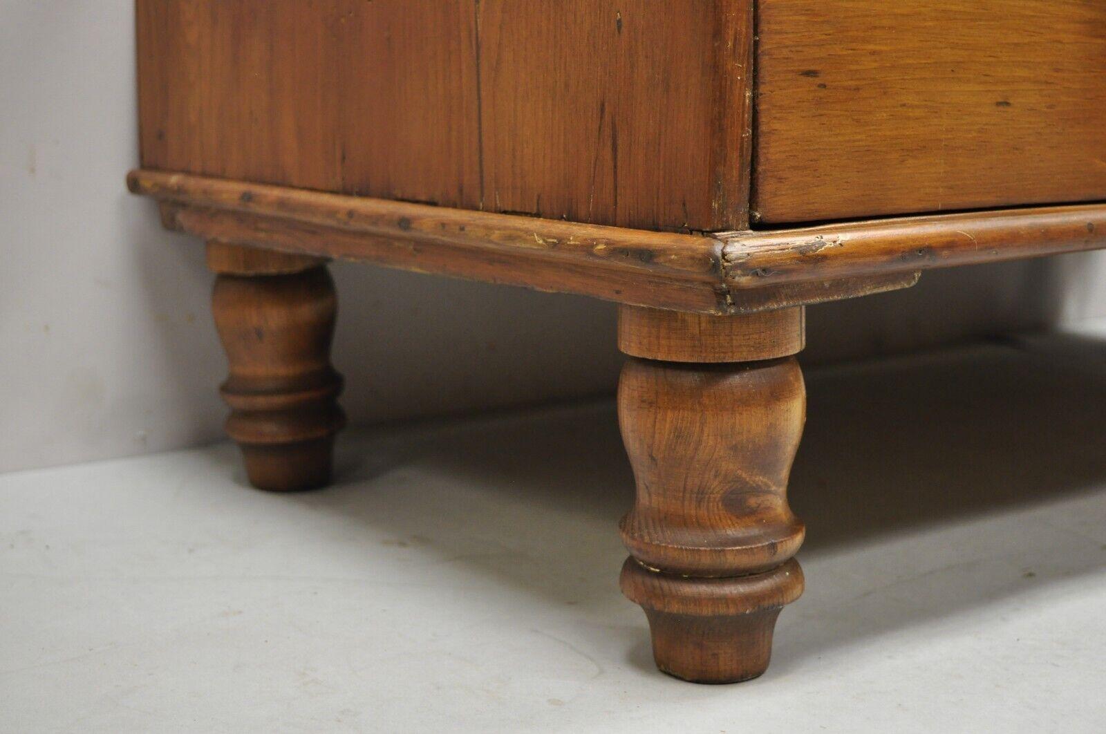 Commode coloniale primitive à 5 tiroirs en bois de pin ancien du 19ème siècle Commode coloniale en vente 5