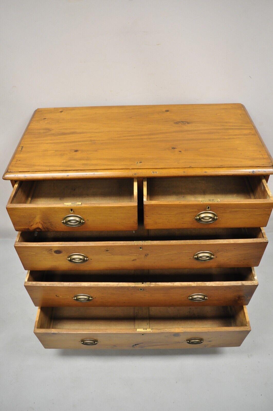 Colonial américain Commode coloniale primitive à 5 tiroirs en bois de pin ancien du 19ème siècle Commode coloniale en vente