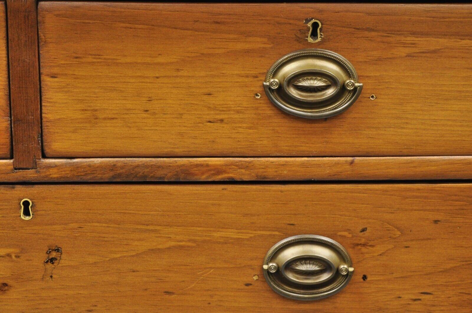 Pin Commode coloniale primitive à 5 tiroirs en bois de pin ancien du 19ème siècle Commode coloniale en vente