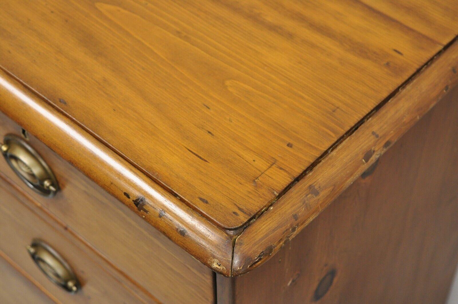 Commode coloniale primitive à 5 tiroirs en bois de pin ancien du 19ème siècle Commode coloniale en vente 1